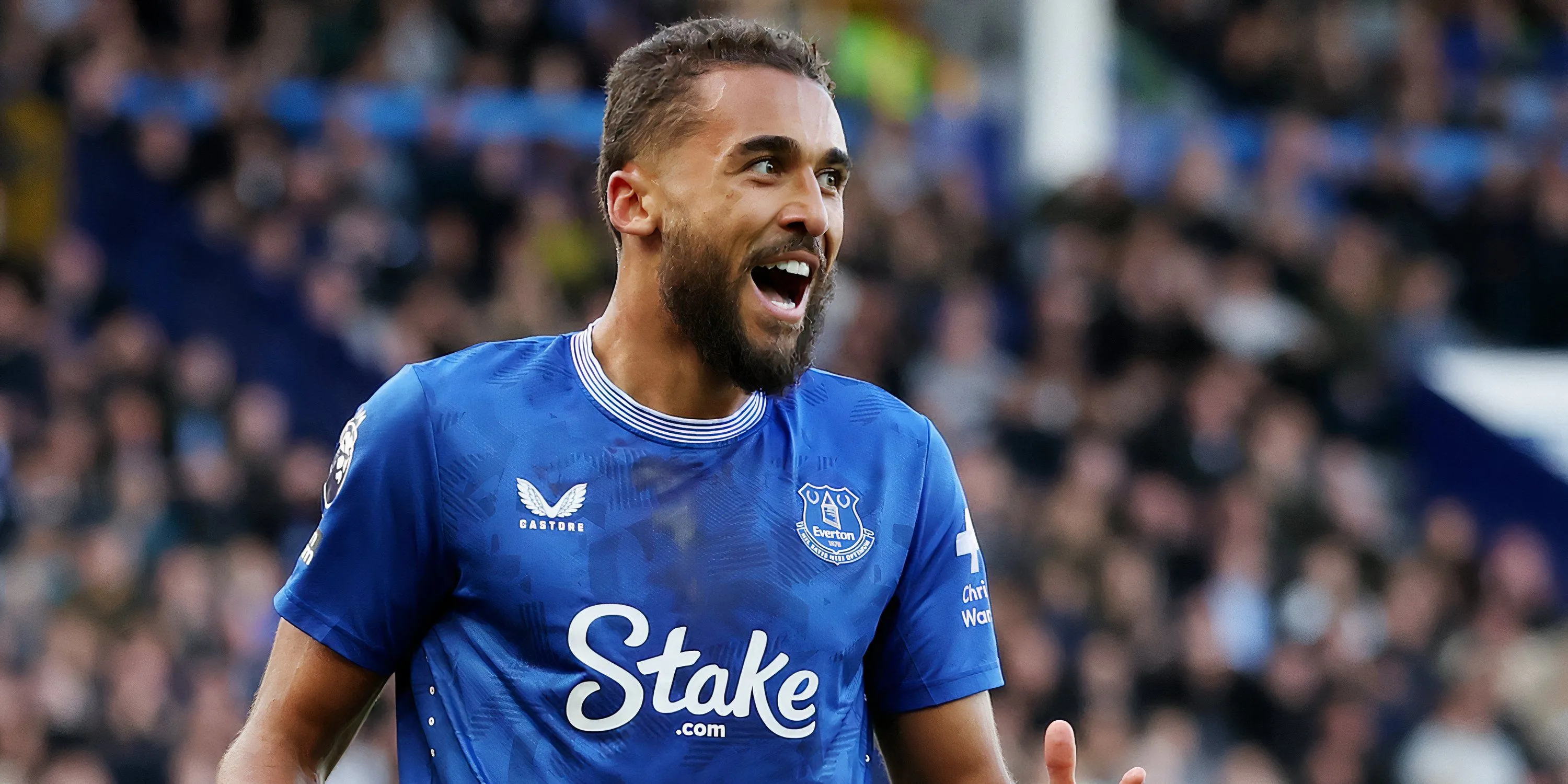 Tiền đạo Dominic Calvert-Lewin của Everton đánh đầu trong trận đấu tại Premier League
