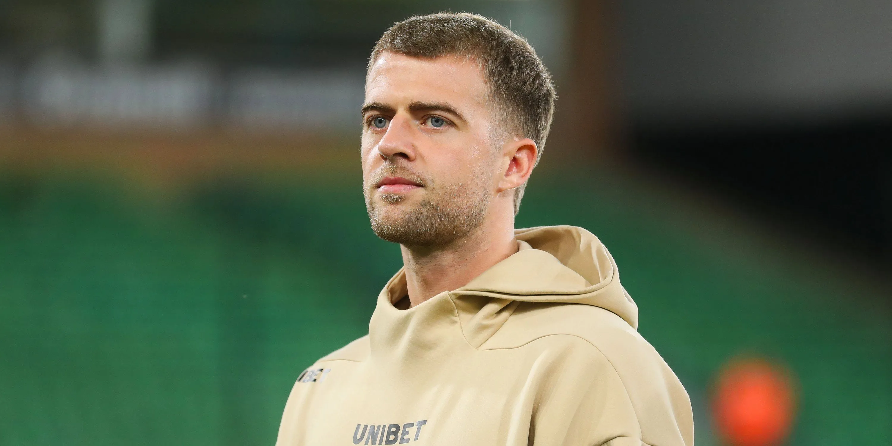 Tiền đạo Patrick Bamford của Leeds United trong trang phục thi đấu, với biểu cảm tập trung trên sân cỏ.
