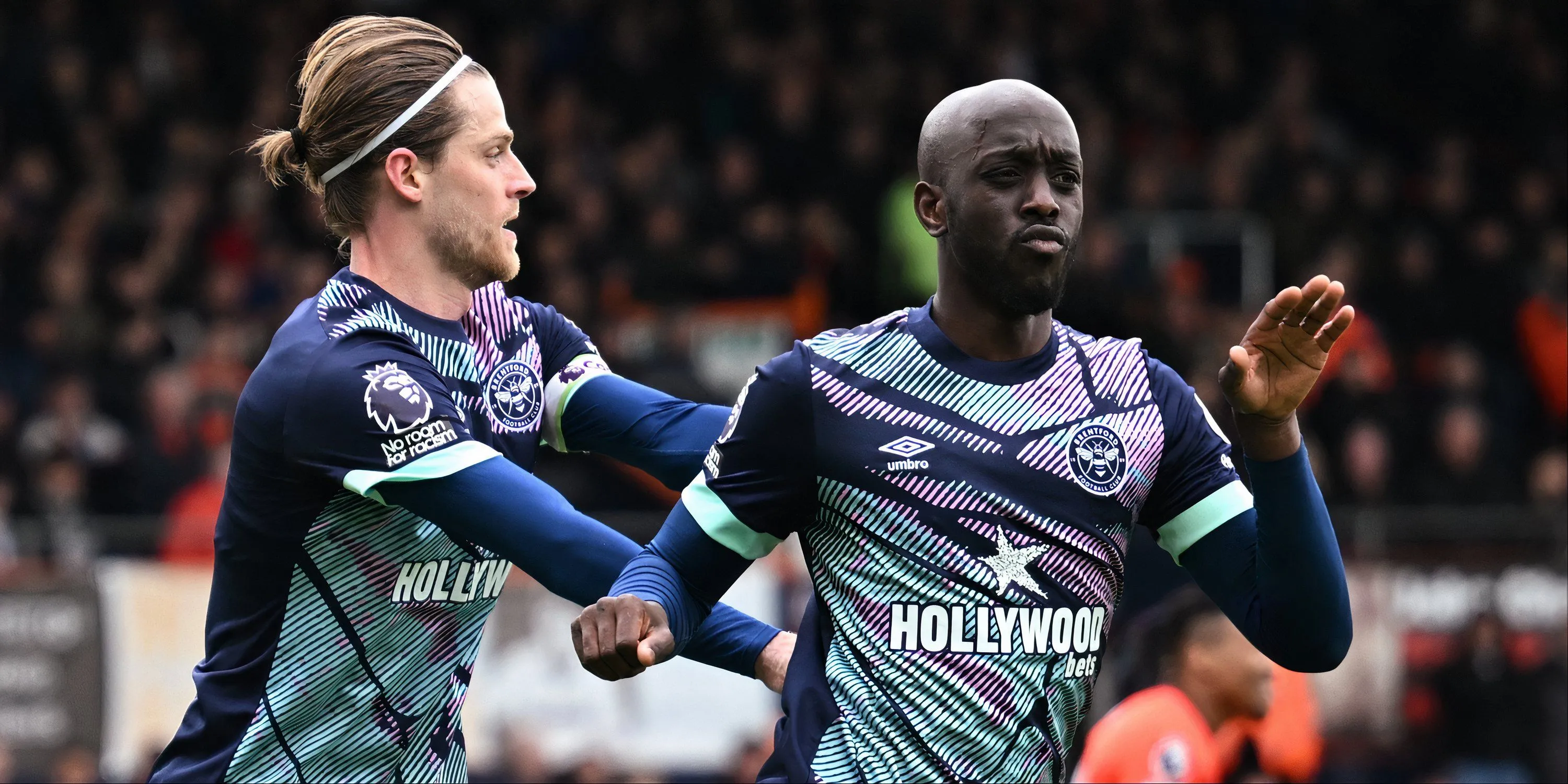 Tiền đạo Yoane Wissa ăn mừng bàn thắng trong màu áo Brentford, cho thấy khả năng săn bàn đáng nể.