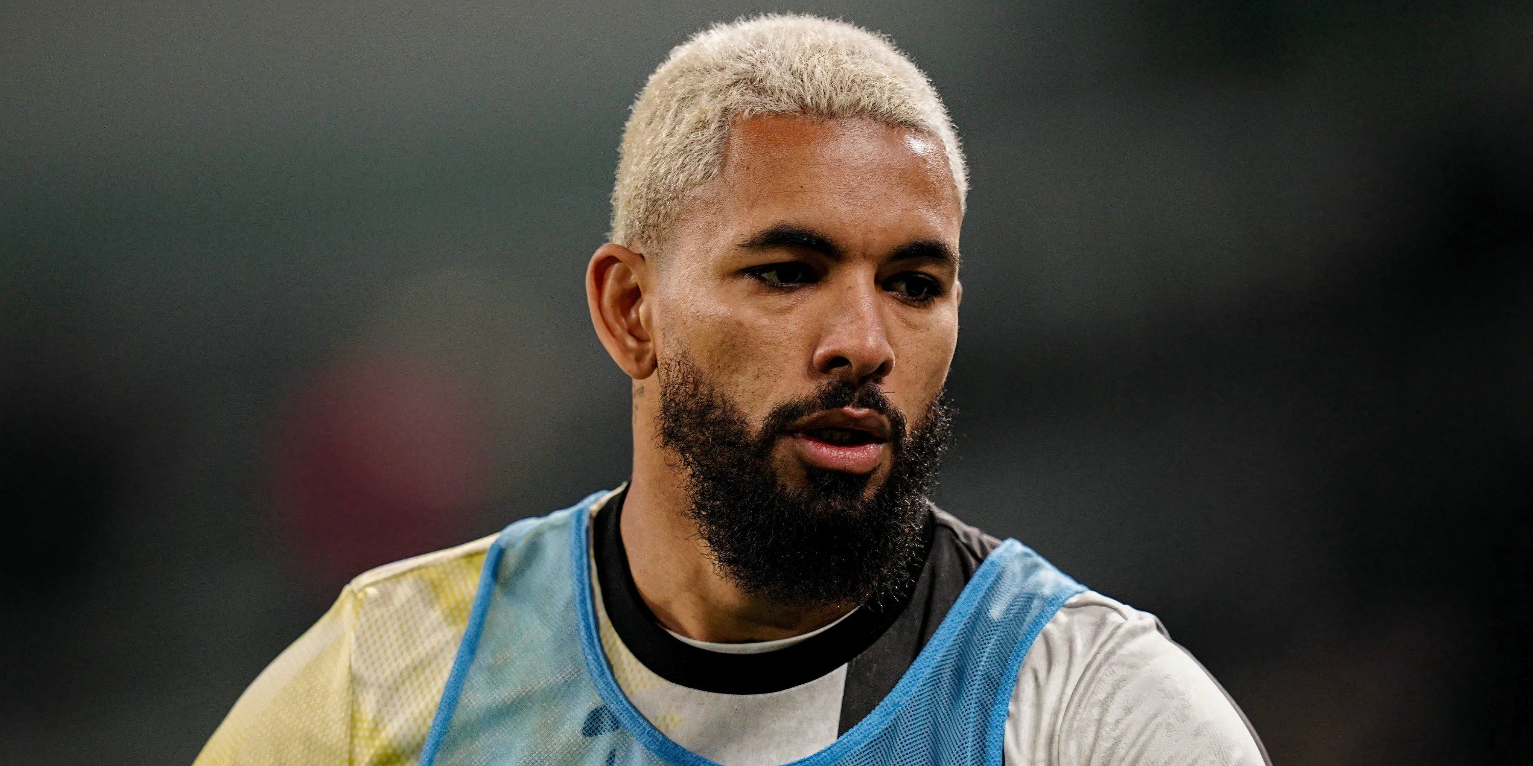 Tiền vệ Douglas Luiz trong buổi khởi động trước trận đấu của Juventus