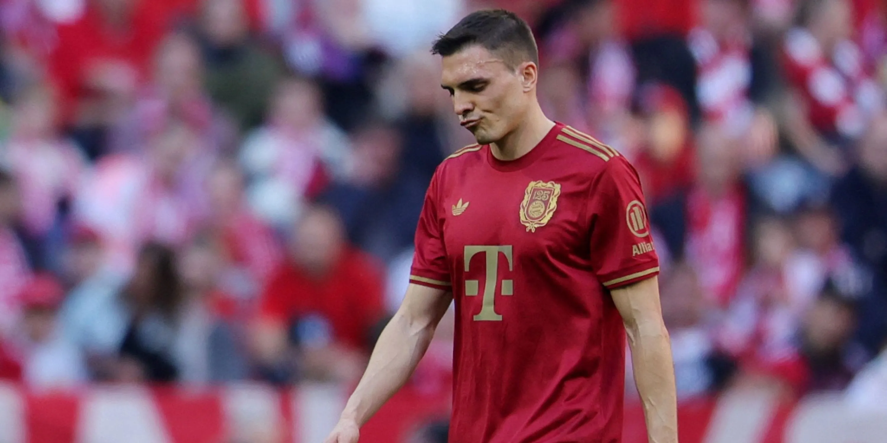 Tiền vệ João Palhinha của Bayern Munich sau khi nhận thẻ đỏ, cầu thủ đang được Arsenal quan tâm