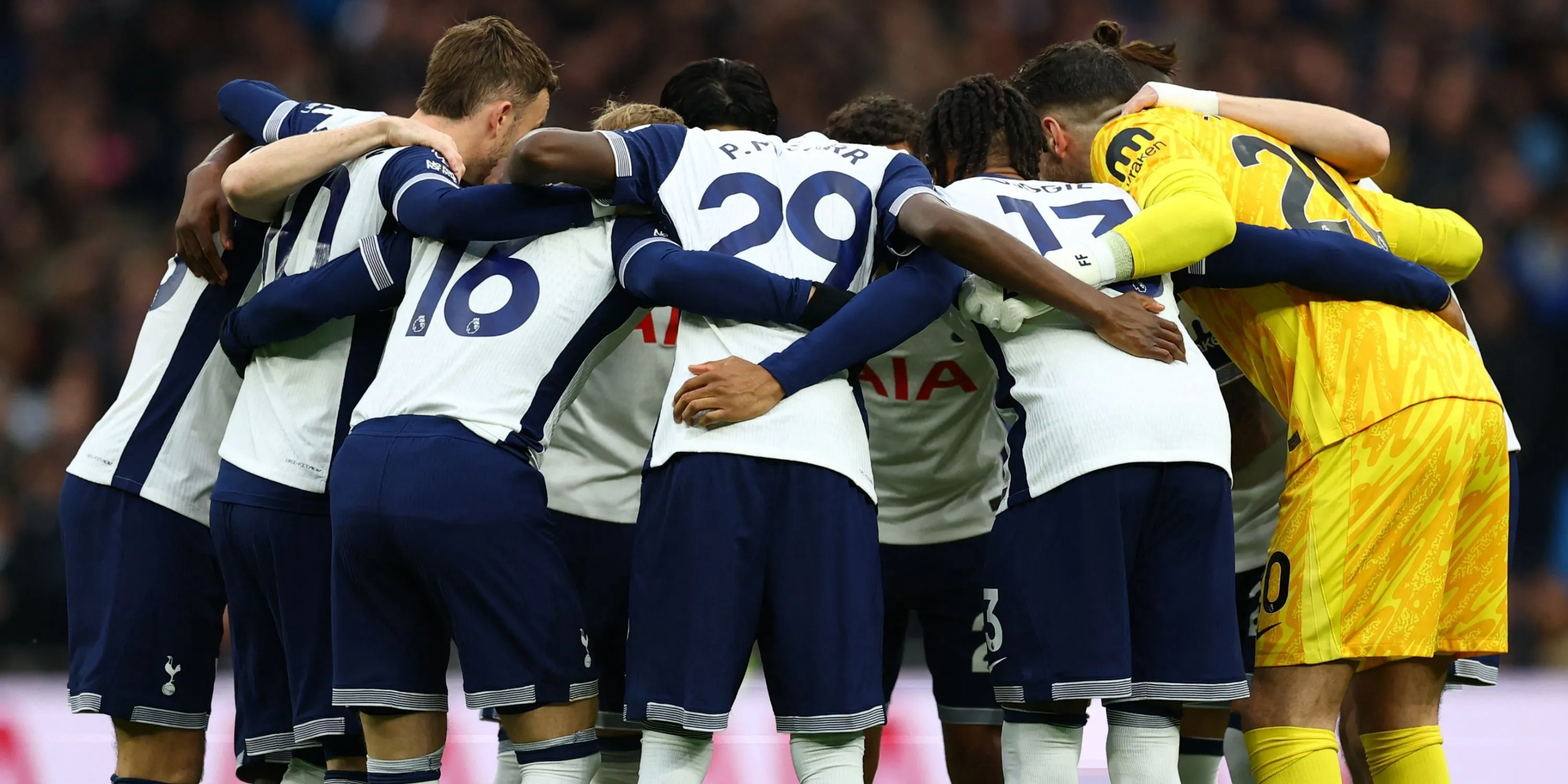 Tottenham Hotspur trong một trận đấu tại Premier League, đội bóng đang tích cực tìm kiếm tân binh chất lượng.