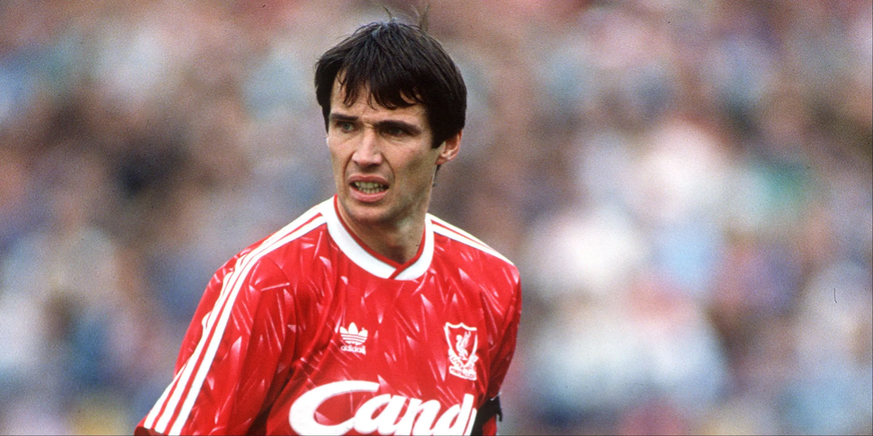 Trung vệ Alan Hansen thi đấu cho Liverpool