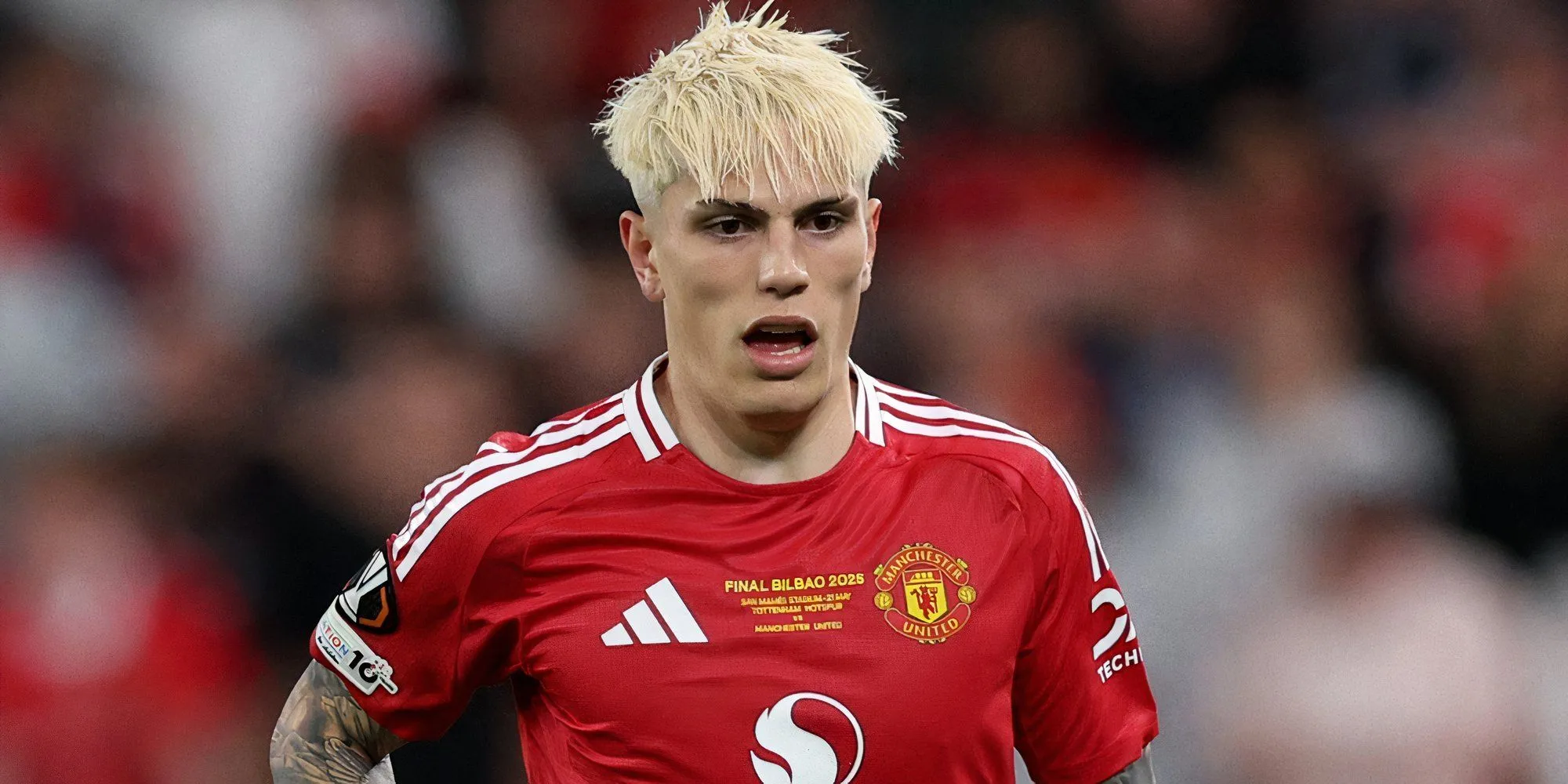 Alejandro Garnacho trong màu áo Manchester United giữa tin đồn chuyển đến Chelsea