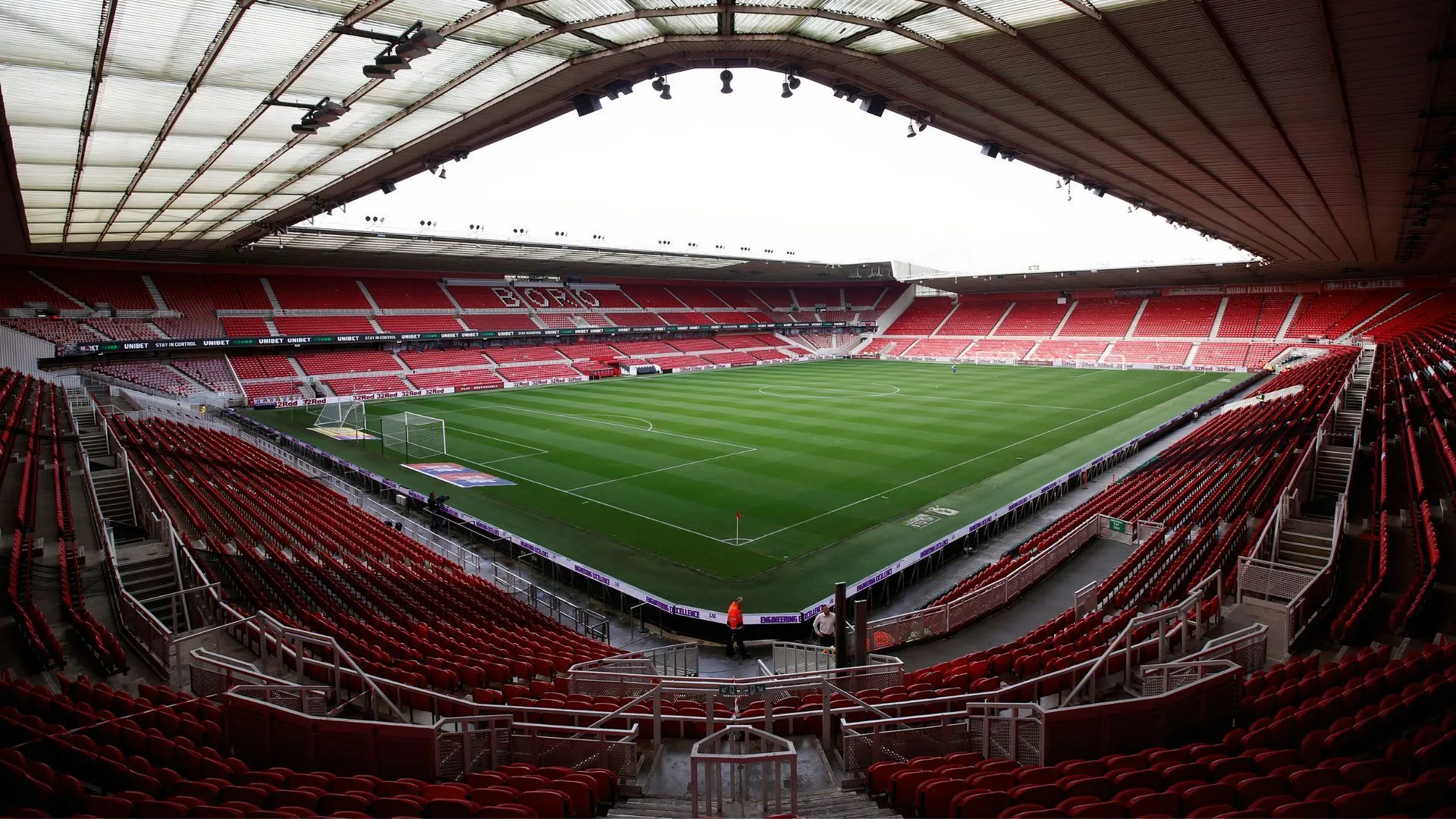Áo đấu sân nhà Middlesbrough 2025/26 với dải trắng ngang thân áo và họa tiết tinh xảo lấy cảm hứng từ cổng Ayresome Park.