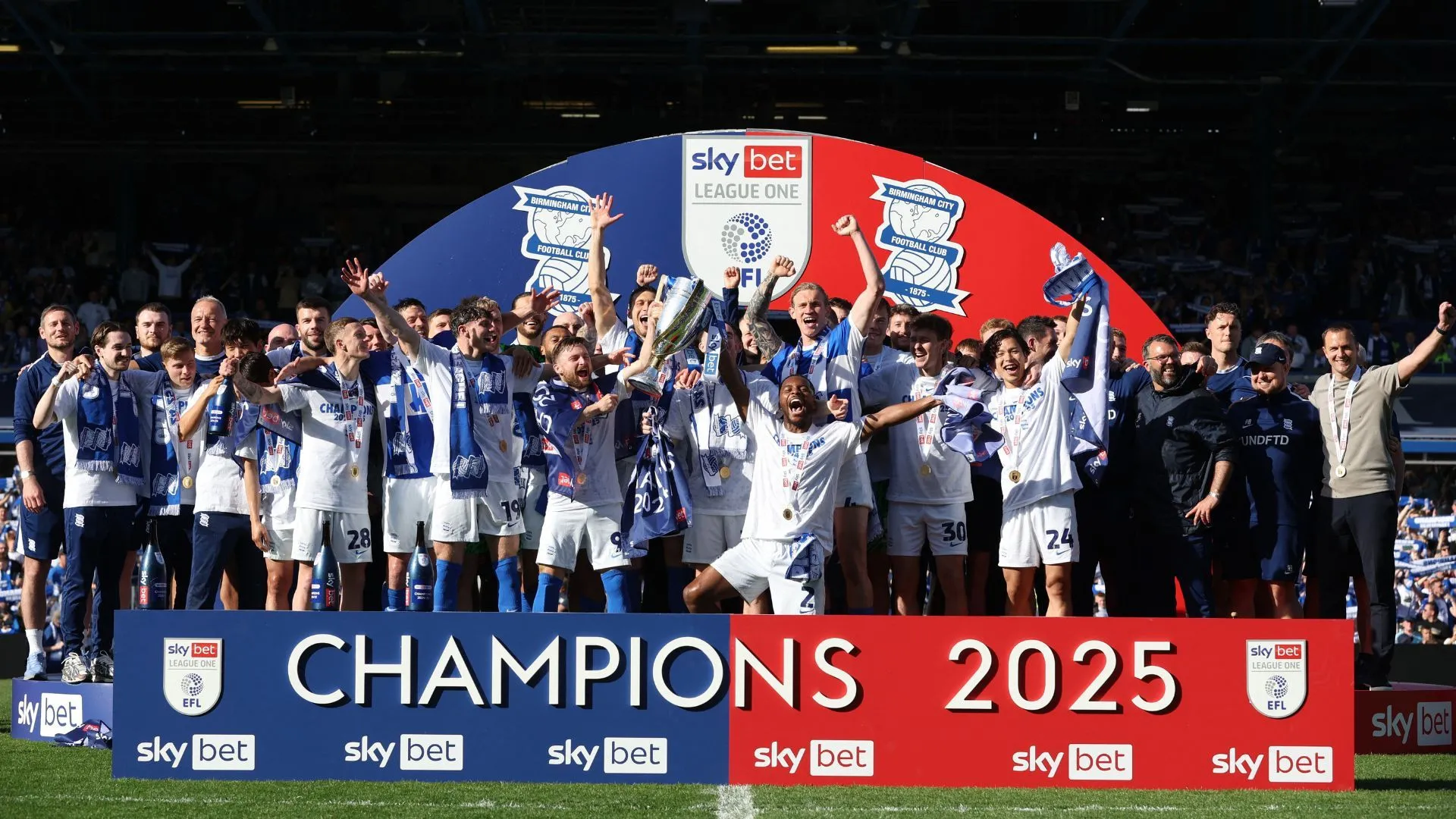 Cầu thủ Birmingham City ăn mừng thăng hạng giải bóng đá Anh