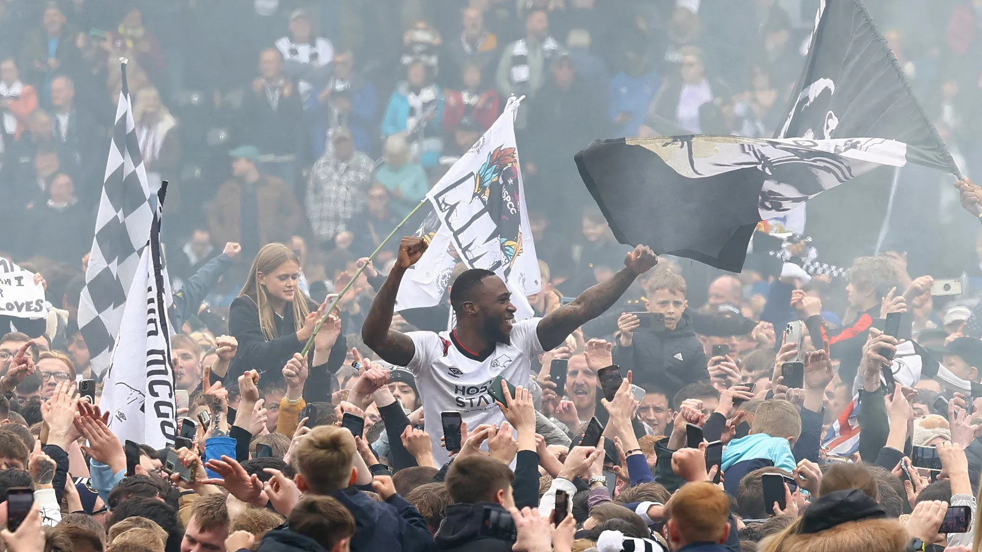 Cầu thủ chạy cánh Corey Blackett-Taylor trong màu áo Derby County