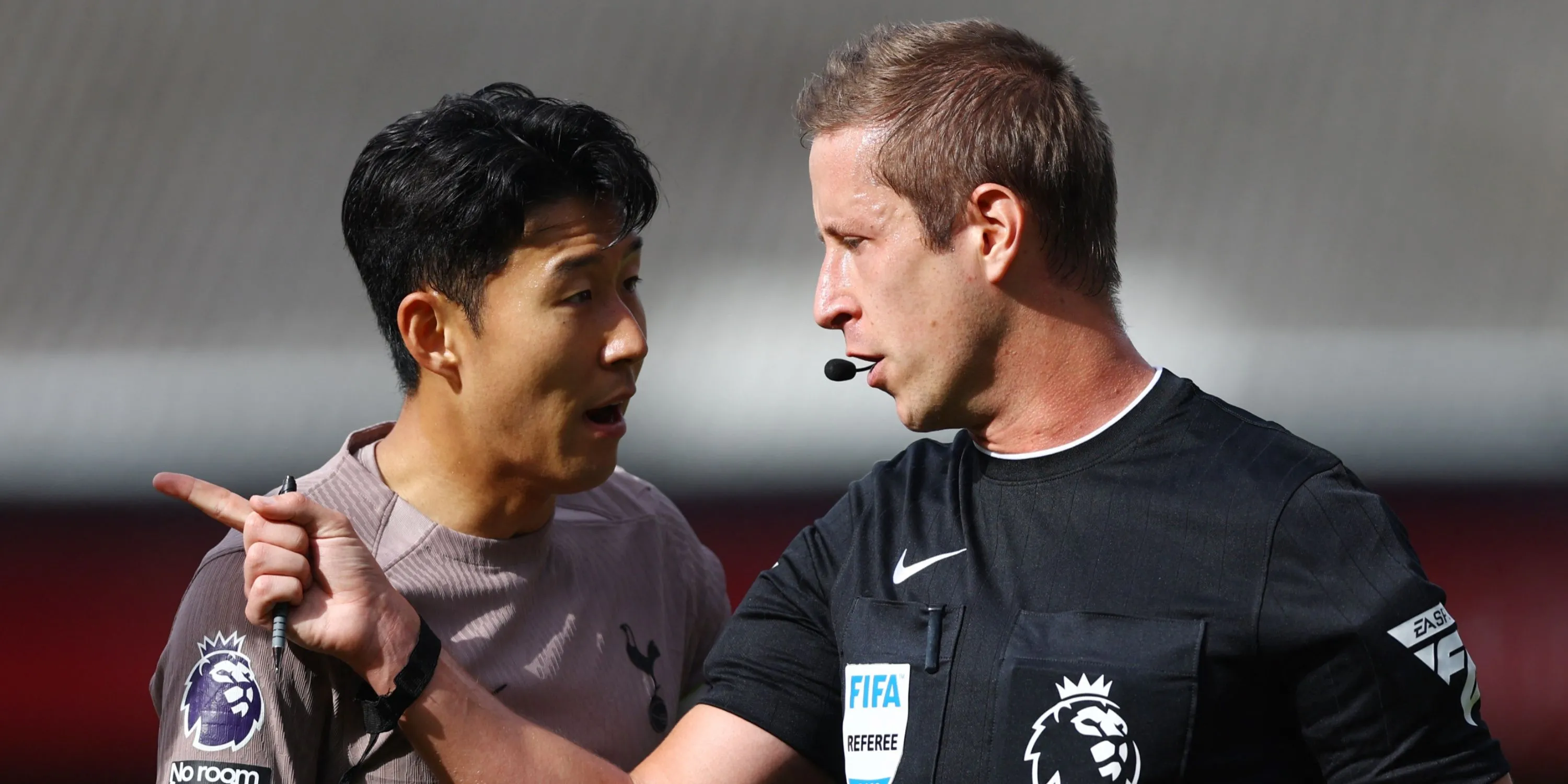 Cầu thủ Son Heung-min của Tottenham Hotspur phản ứng với trọng tài John Brooks.