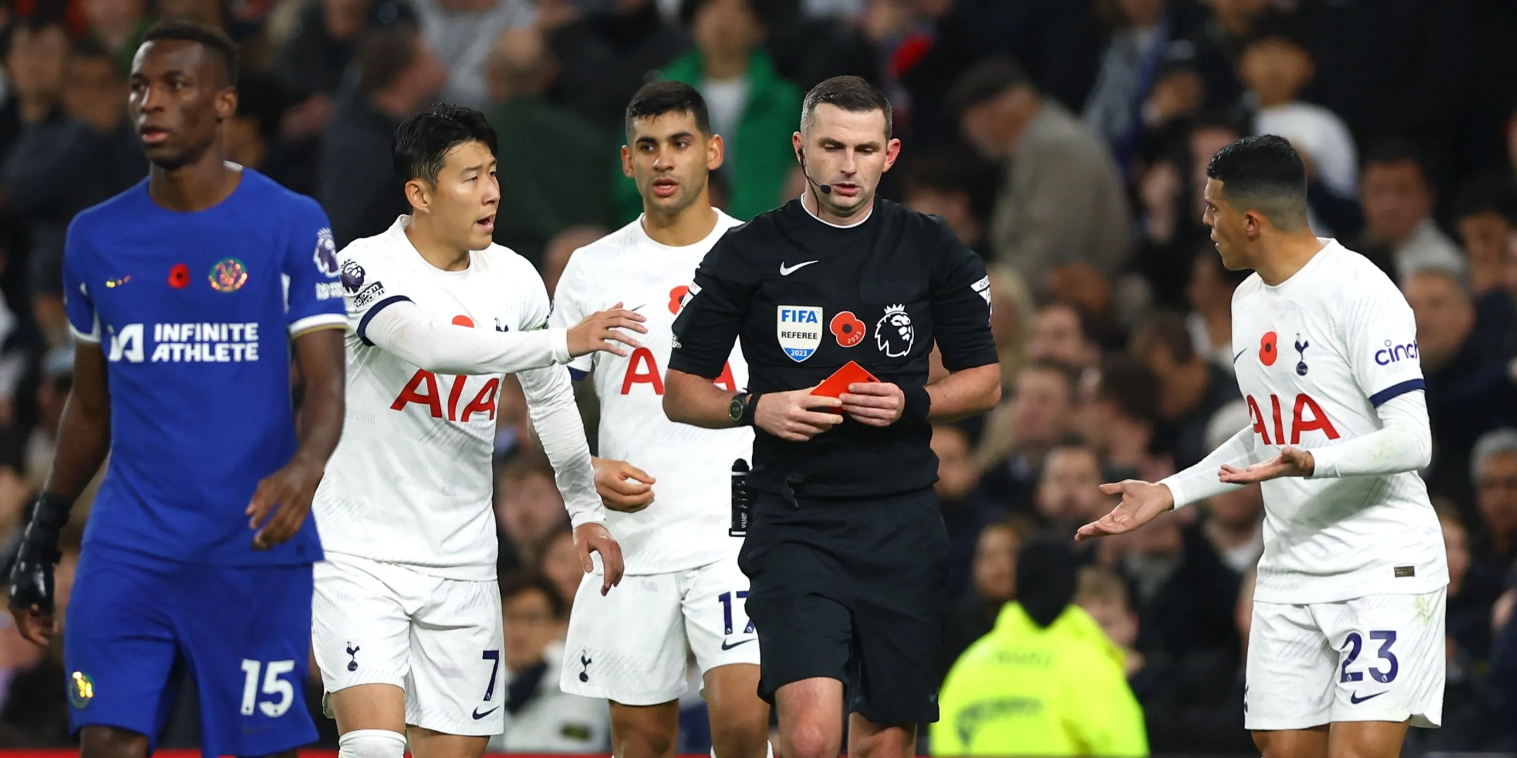 Cầu thủ Tottenham Hotspur tranh cãi với trọng tài Michael Oliver trong một trận đấu căng thẳng.