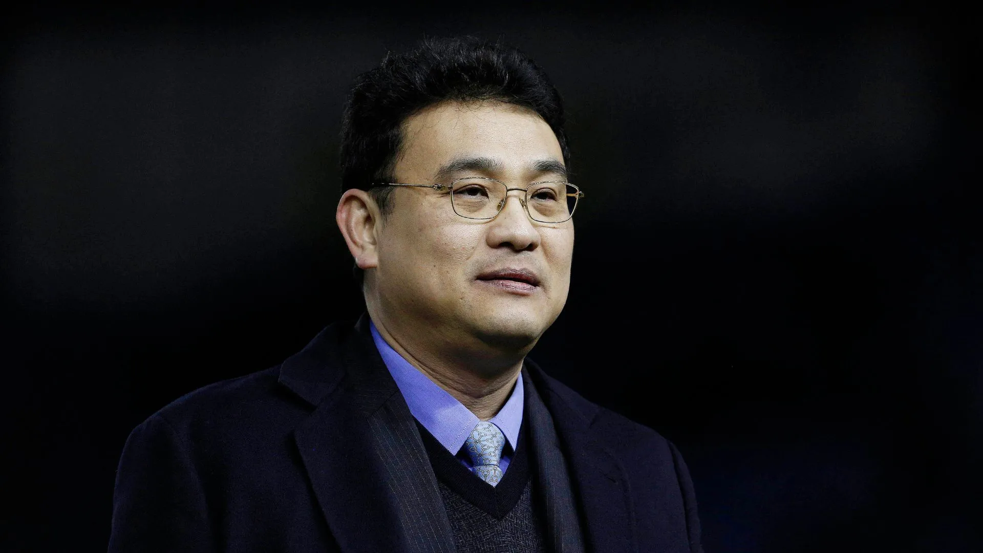 Chủ tịch Dejphon Chansiri của Sheffield Wednesday đối mặt với áp lực lớn giữa bối cảnh khủng hoảng tài chính và nhân sự của câu lạc bộ.