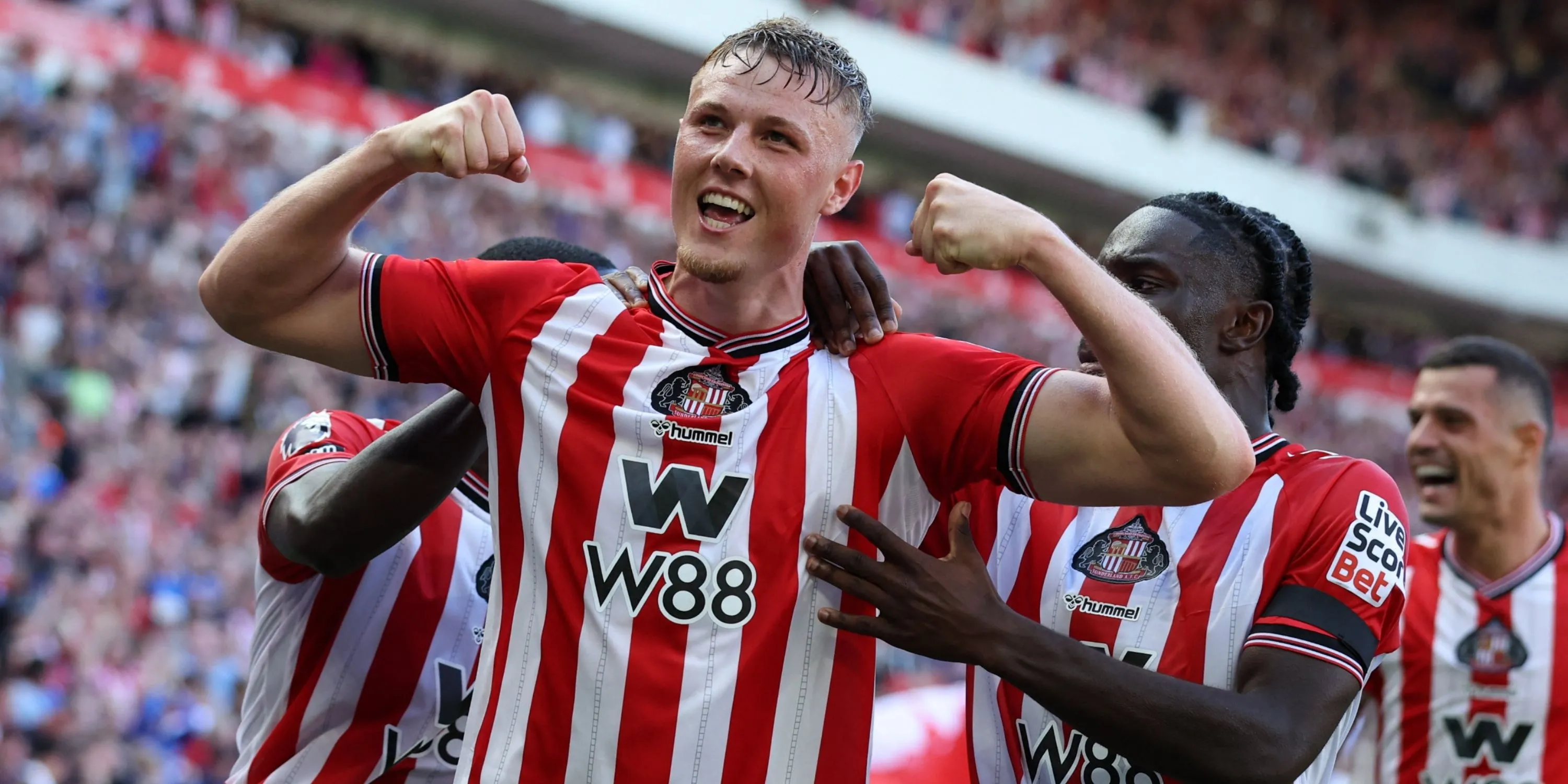 Daniel Ballard của Sunderland ăn mừng bàn thắng vào lưới West Ham United tại sân vận động Ánh Sáng