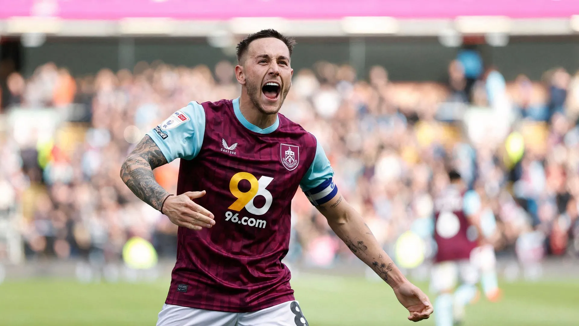 Đội trưởng Josh Brownhill ăn mừng bàn thắng cùng đồng đội Burnley