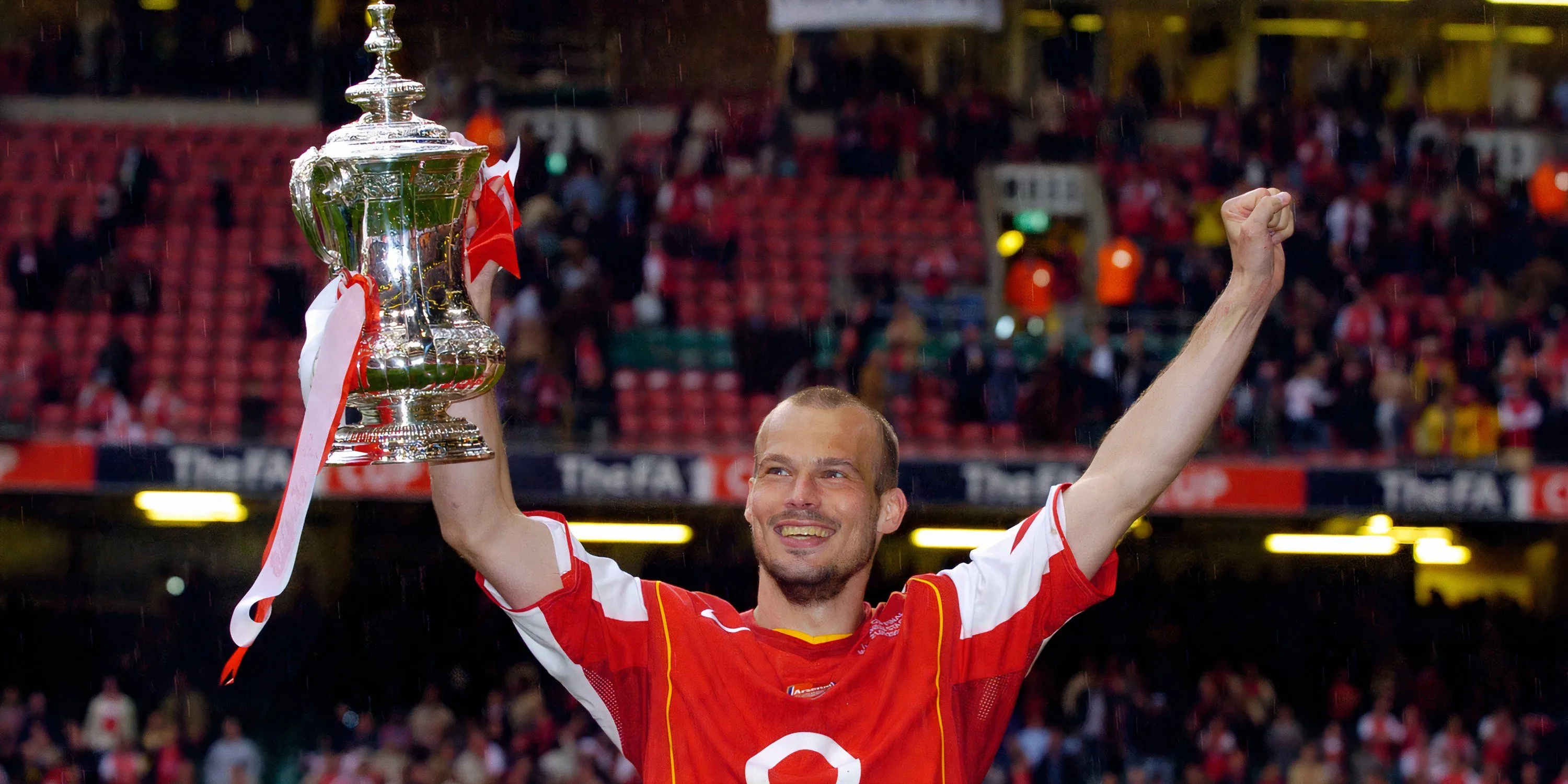 Freddie Ljungberg ăn mừng sau chung kết FA Cup 2005.