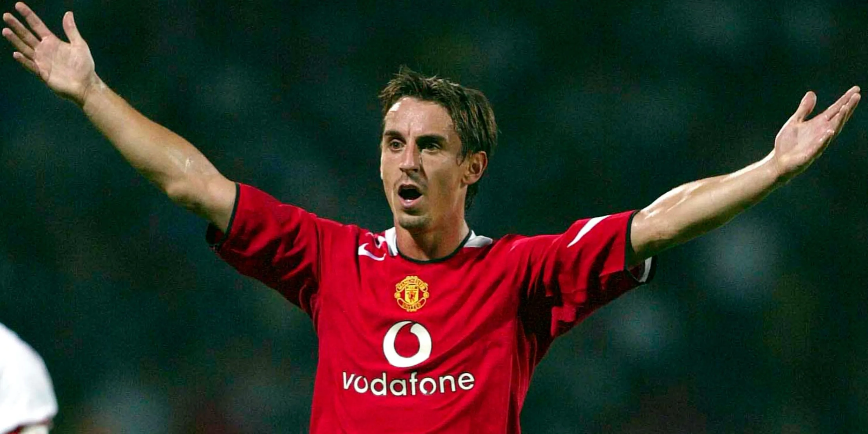Gary Neville trong màu áo Manchester United thi đấu