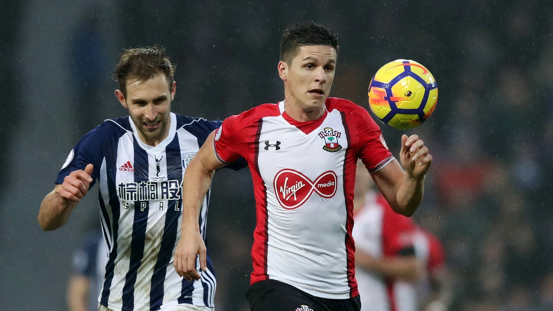 Guido Carrillo tranh bóng trong trận đấu với West Brom