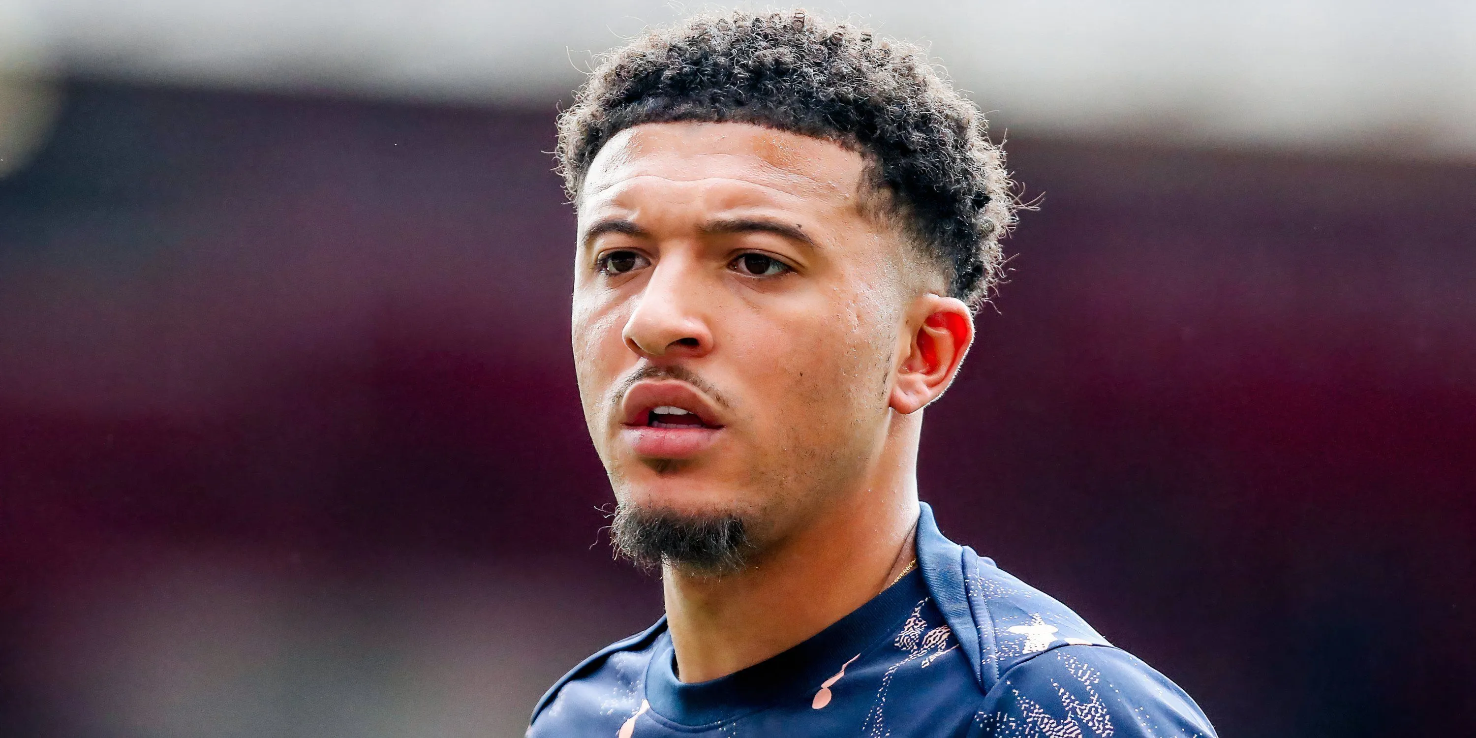 Jadon Sancho khởi động trước trận đấu trong màu áo Chelsea