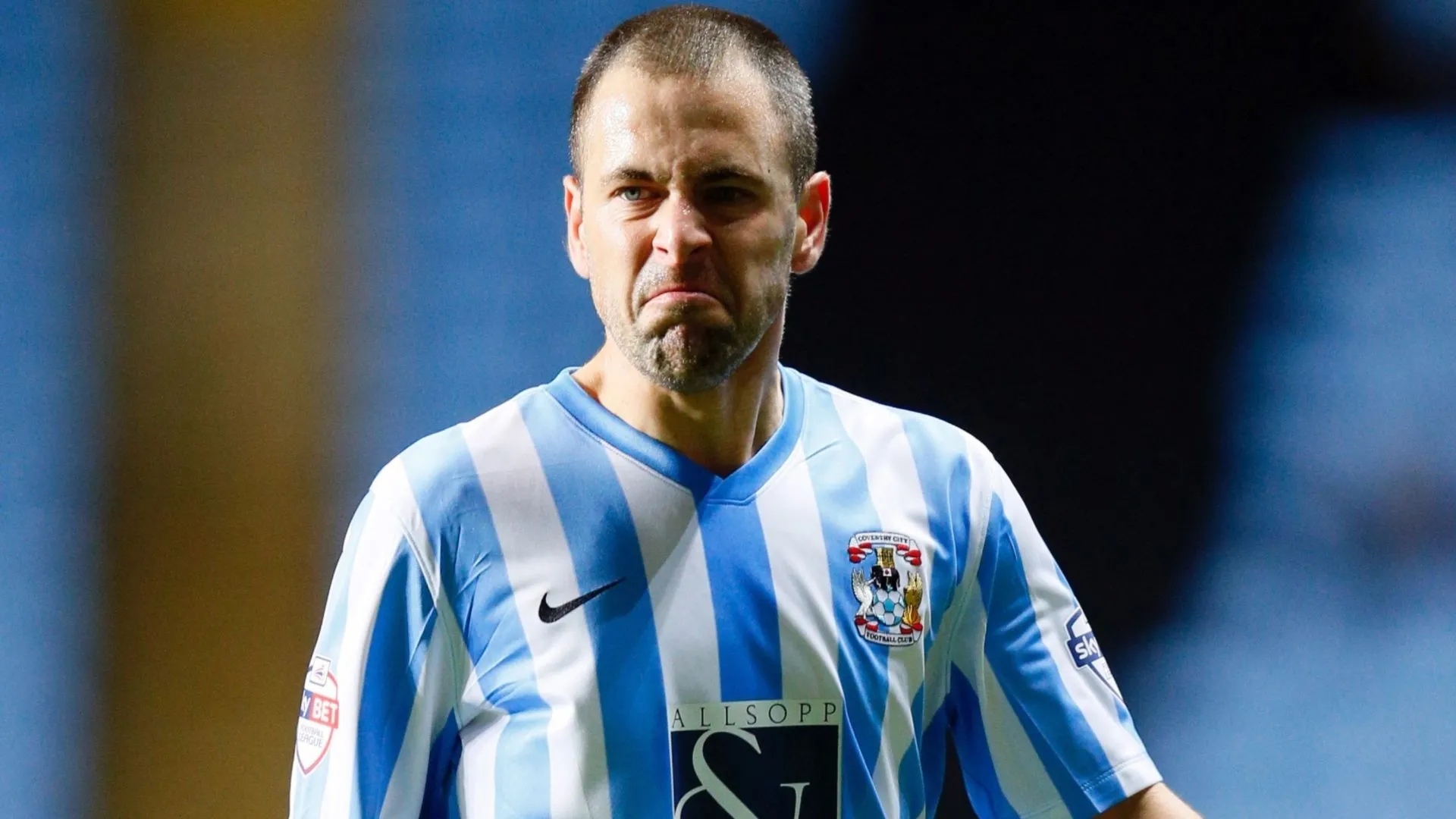 Joe Cole cùng ban huấn luyện Coventry City, minh chứng cho sự hòa nhập và cống hiến của anh.