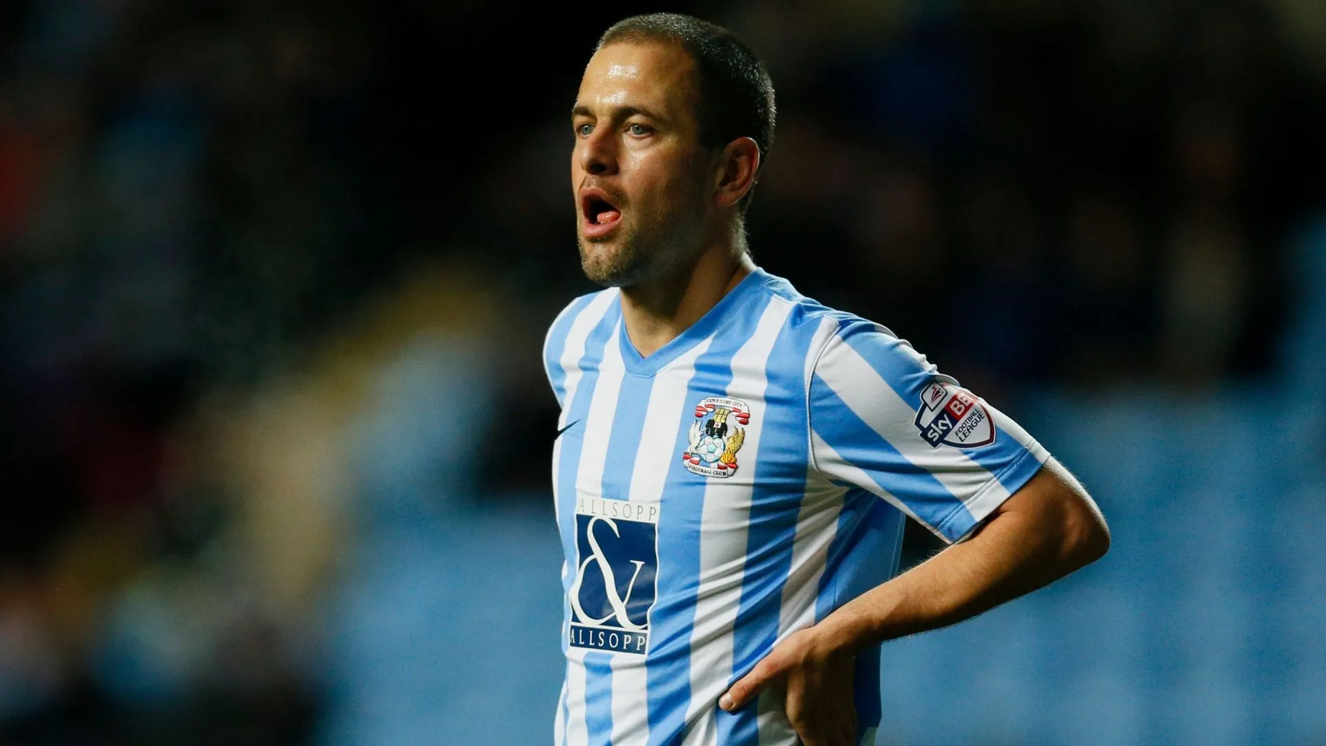 Joe Cole thi đấu đầy nỗ lực trong màu áo Coventry City, mùa giải anh được nhớ đến như một tia hy vọng.