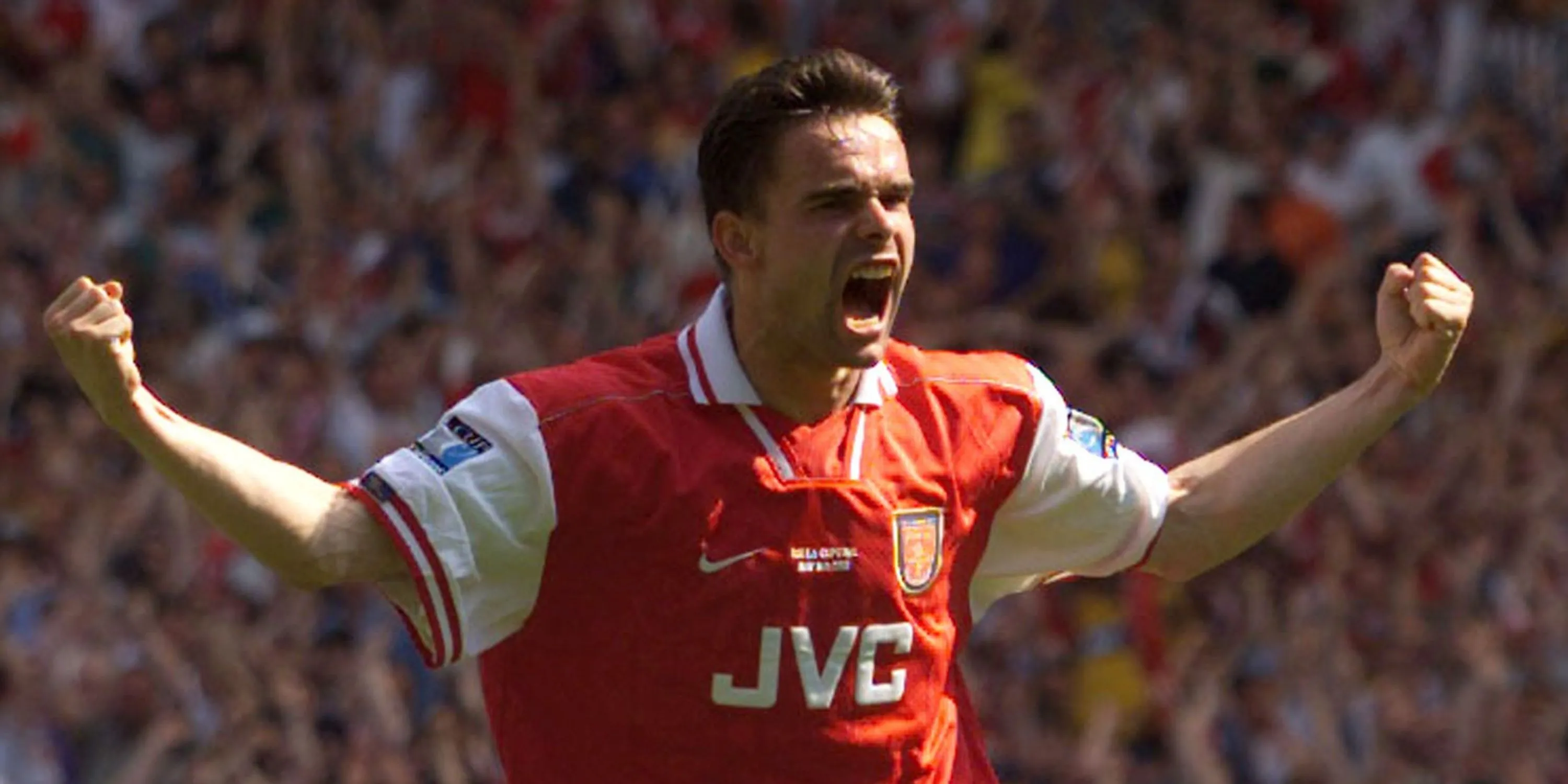 Marc Overmars ăn mừng trong màu áo Arsenal