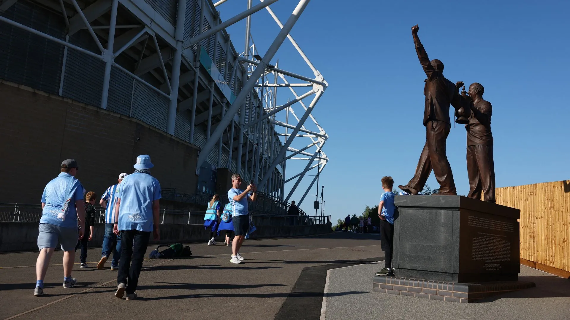 Mẫu áo đấu sân nhà Coventry City mùa 2025/26 với họa tiết cổ điển thập niên 90 và màu xanh nhạt đặc trưng.