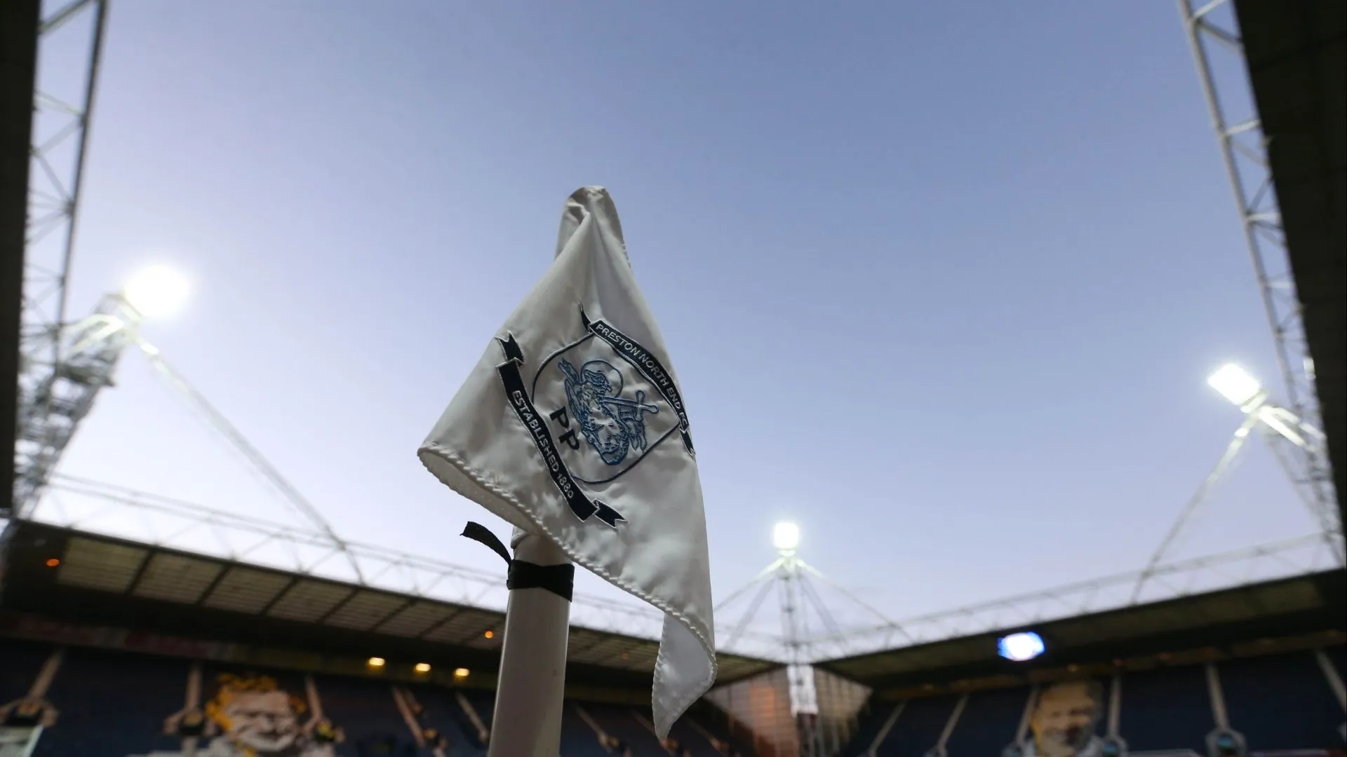 Mẫu áo đấu sân nhà Preston North End 2025/26 có màu trắng chủ đạo và họa tiết chìm độc đáo, nhưng logo nhà tài trợ gây tranh cãi.