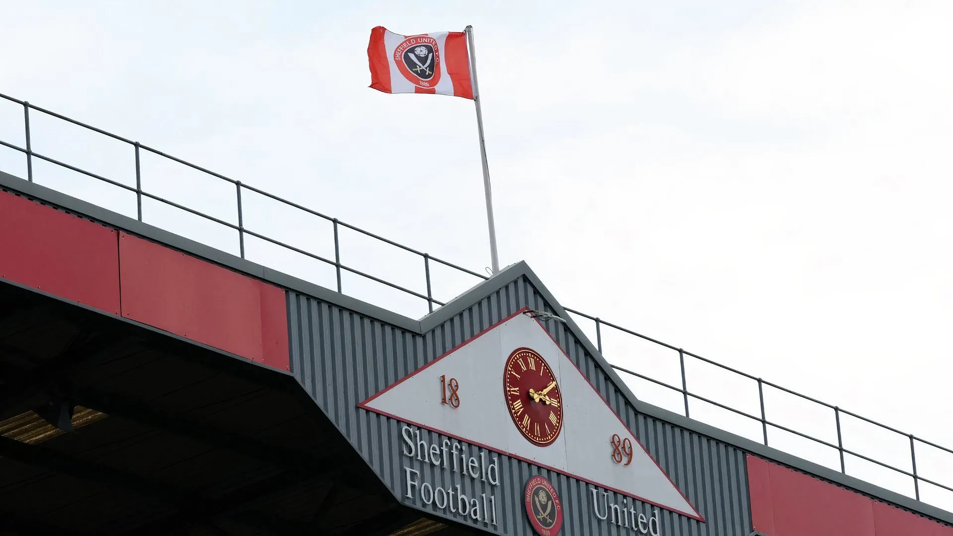 Mẫu áo đấu sân nhà Sheffield United mùa 2025/26 với sọc đỏ trắng cơ bản và chi tiết đen tinh tế ở cổ và viền tay áo.