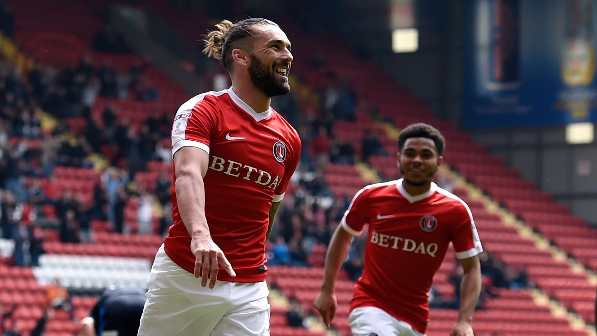 Ricky Holmes ăn mừng bàn thắng trên sân The Valley trong màu áo Charlton Athletic