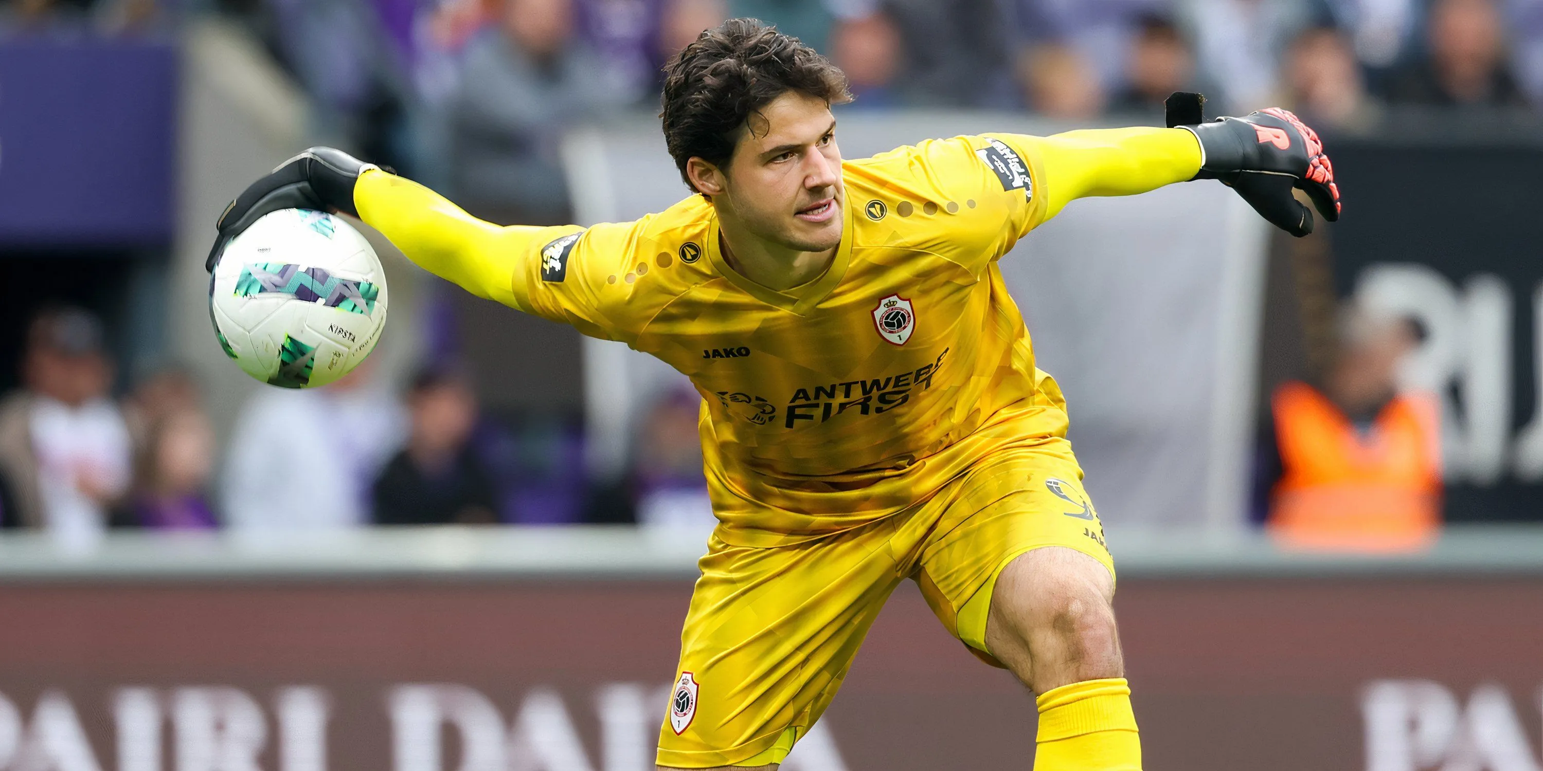 Senne Lammens thi đấu cho Royal Antwerp, mục tiêu chuyển nhượng của Manchester United