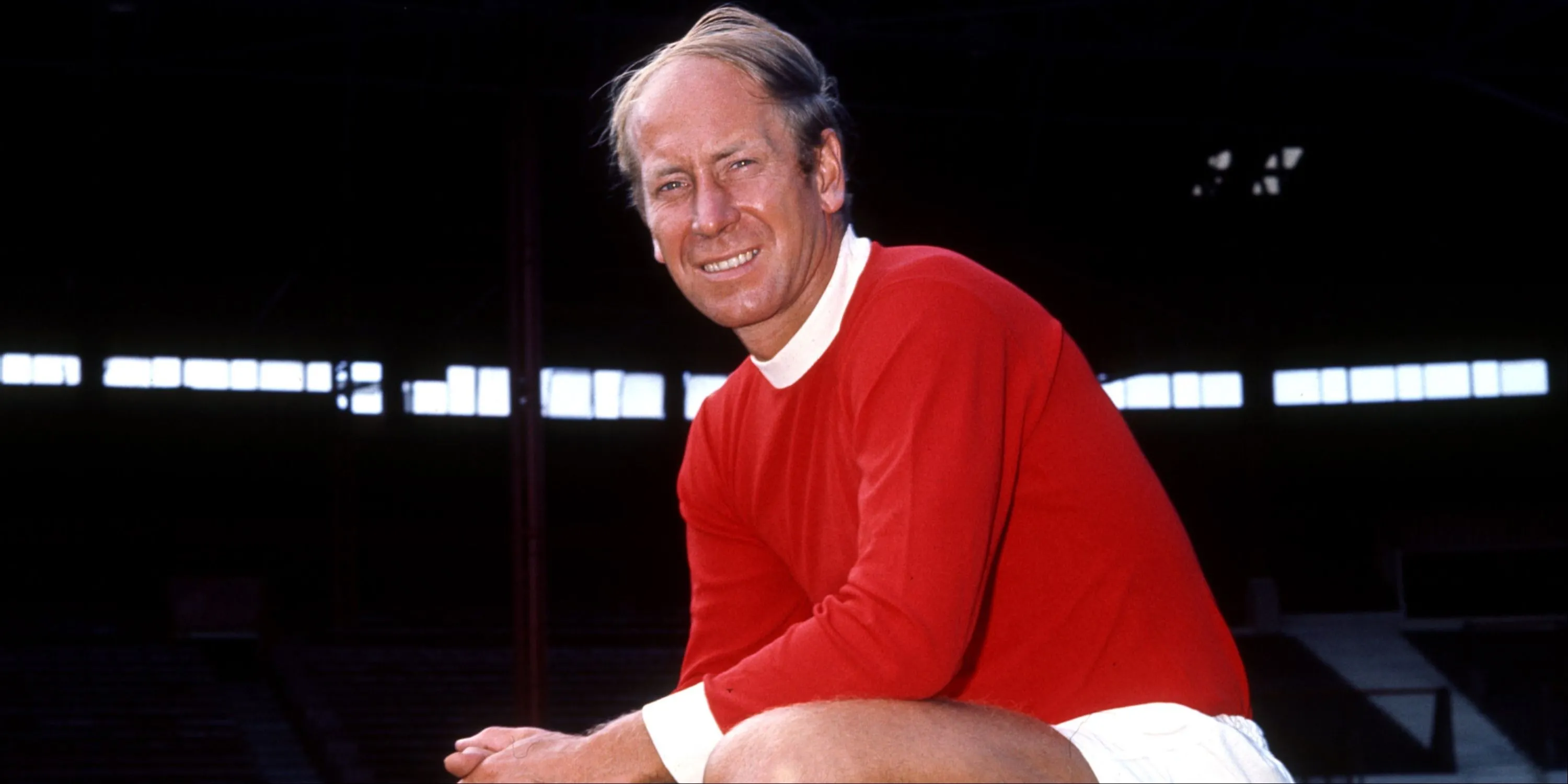 Sir Bobby Charlton trong màu áo Manchester United huyền thoại, biểu tượng của bóng đá Anh