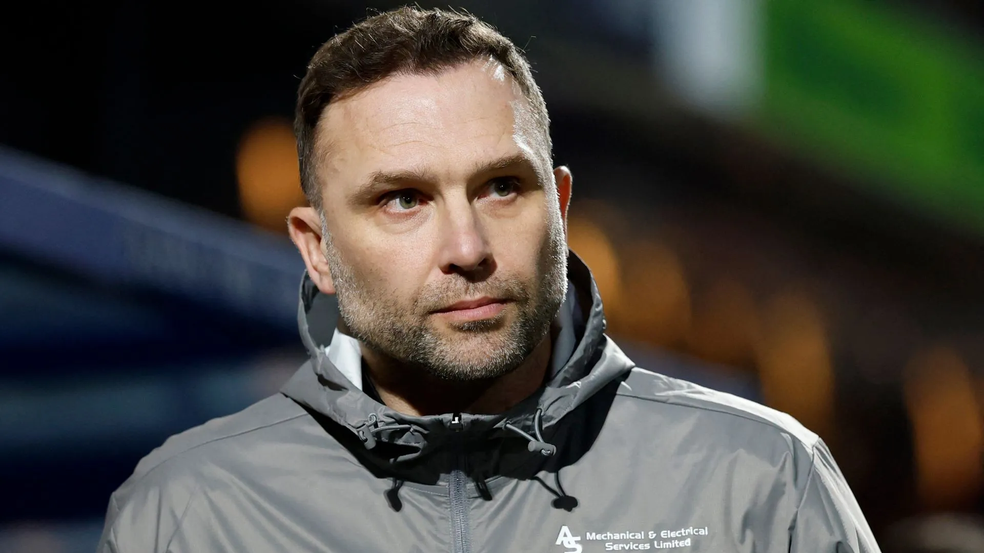 Thiết kế áo đấu sân nhà Derby County 2025/26 mang hơi hướng Puma cổ điển, thân áo trắng tinh khôi và cổ áo đen nổi bật.