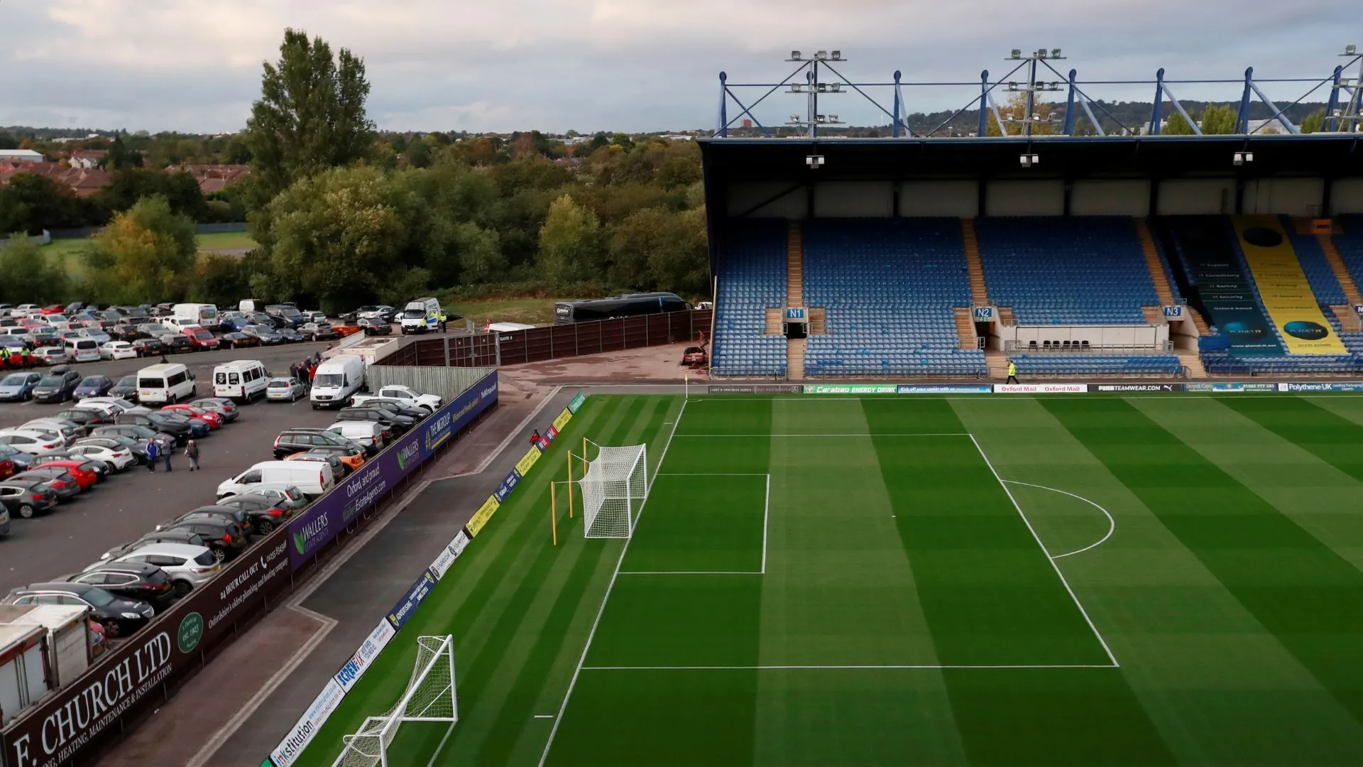 Thiết kế áo đấu sân nhà Oxford United 2025/26 nổi bật với sự kết hợp vàng và xanh navy cùng cổ áo truyền thống.