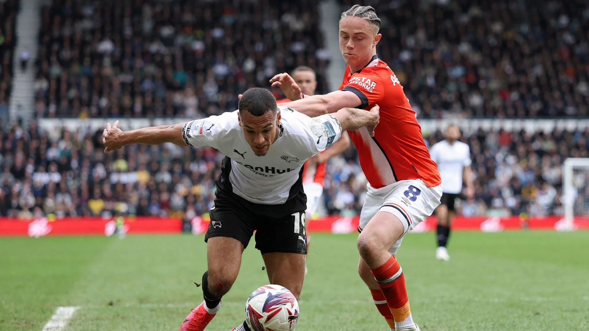 Tiền đạo Kayden Jackson của Derby County trong một trận đấu
