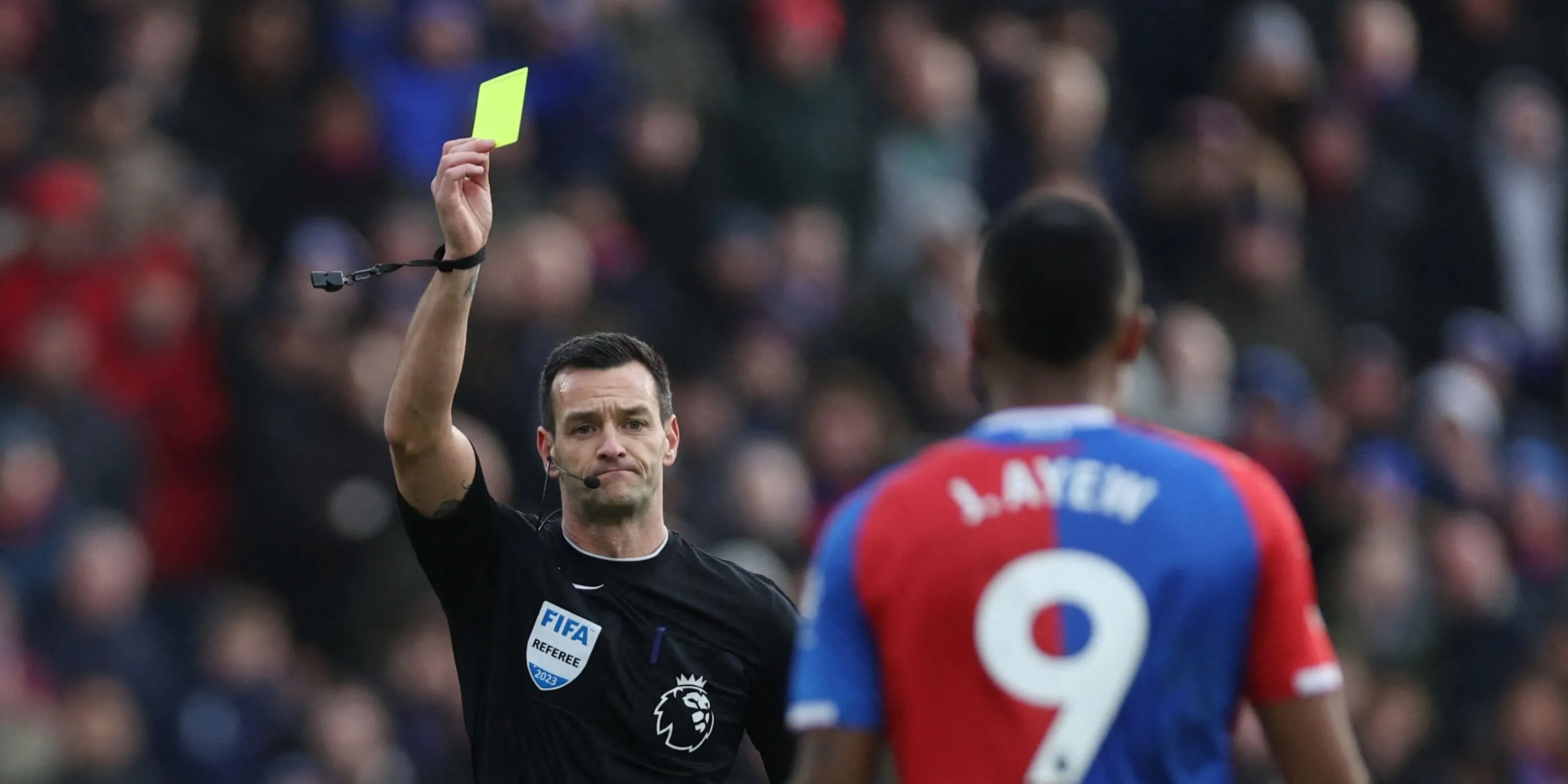 Trọng tài Andrew Madley điều khiển trận đấu tại Premier League.