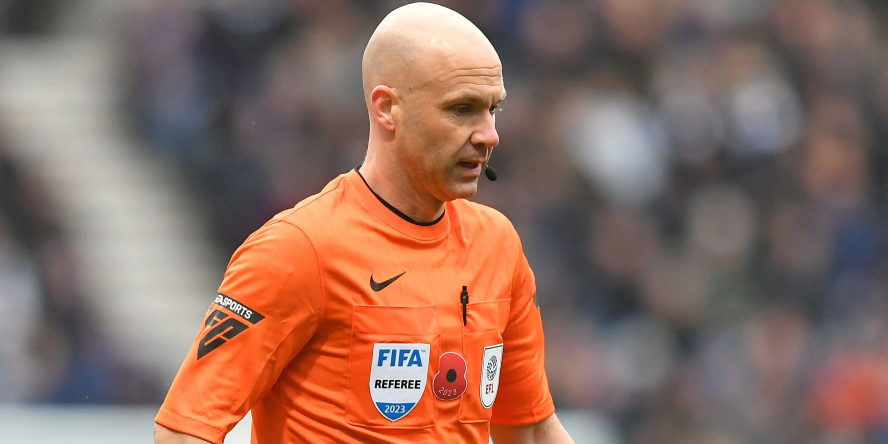 Trọng tài Anthony Taylor trên sân đấu Premier League.
