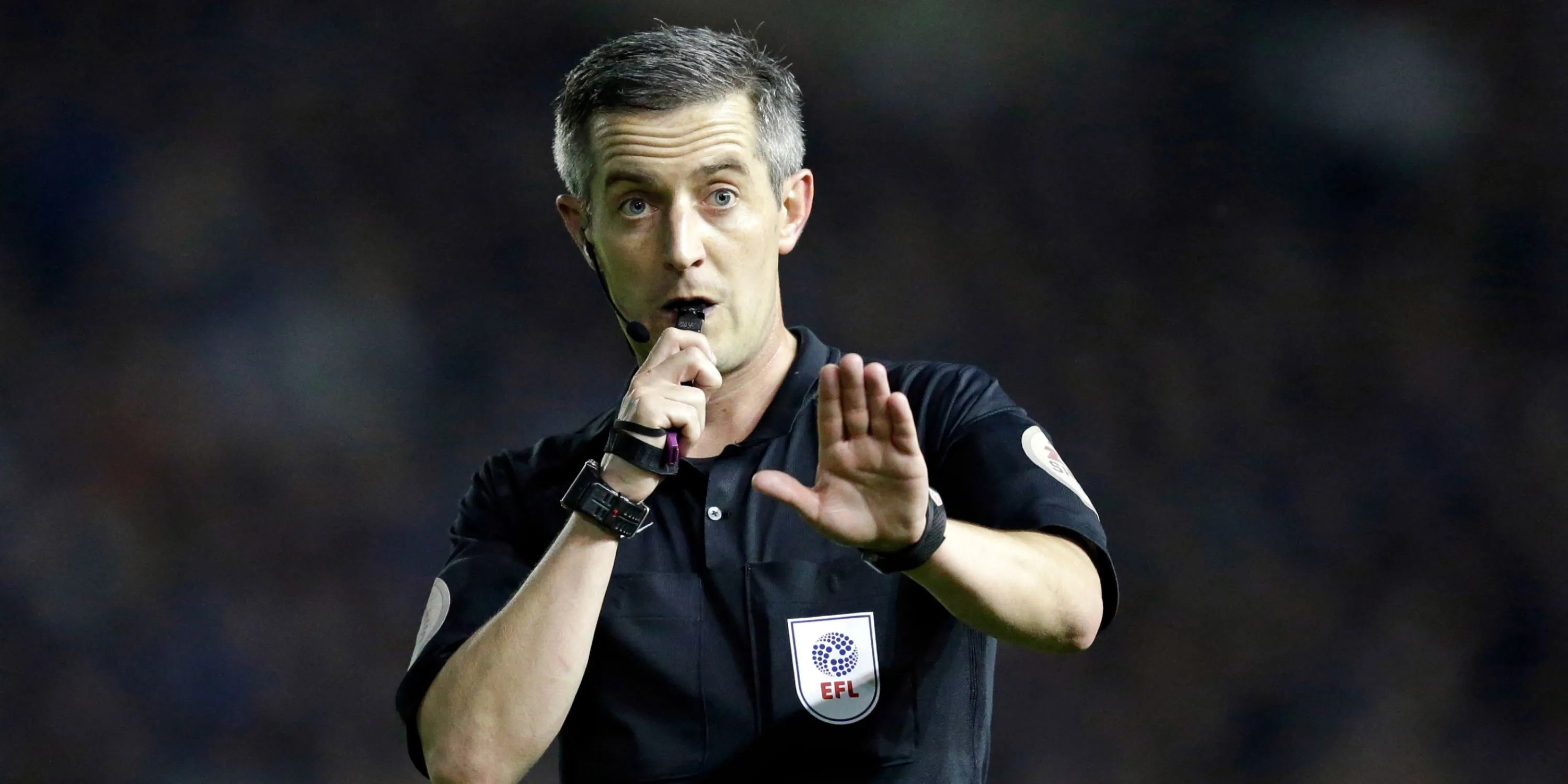 Trọng tài Darren Bond điều hành một trận đấu Premier League.