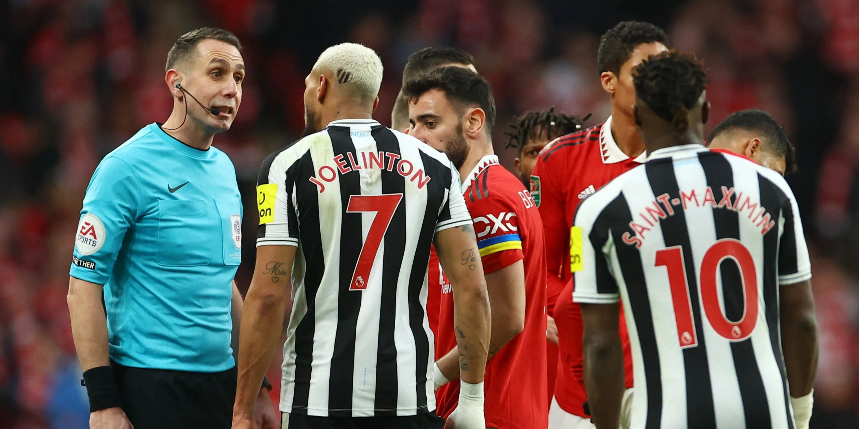 Trọng tài David Coote trao đổi với cầu thủ Newcastle United.