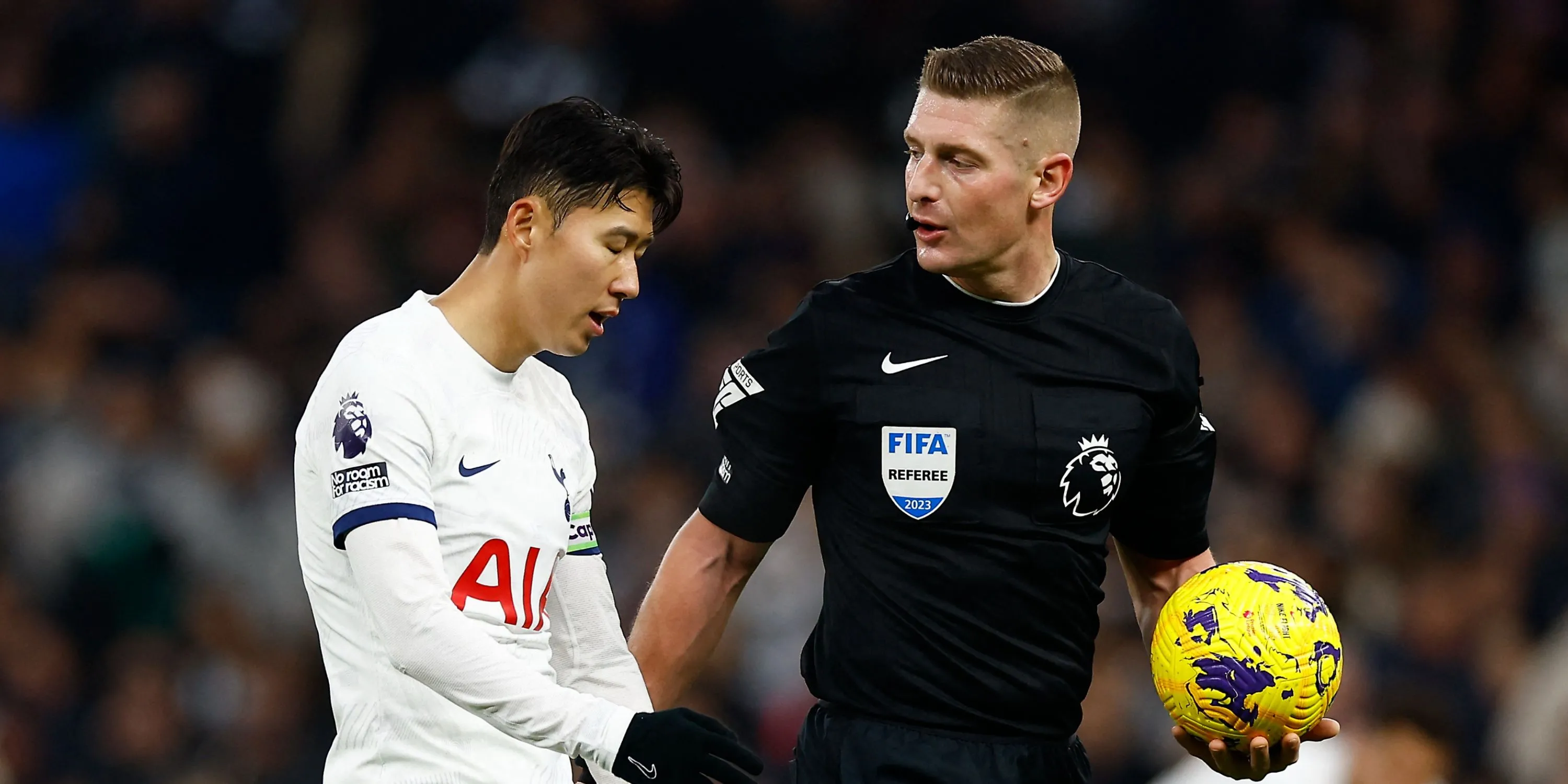 Trọng tài Rob Jones đưa ra quyết định trên sân cỏ Premier League.