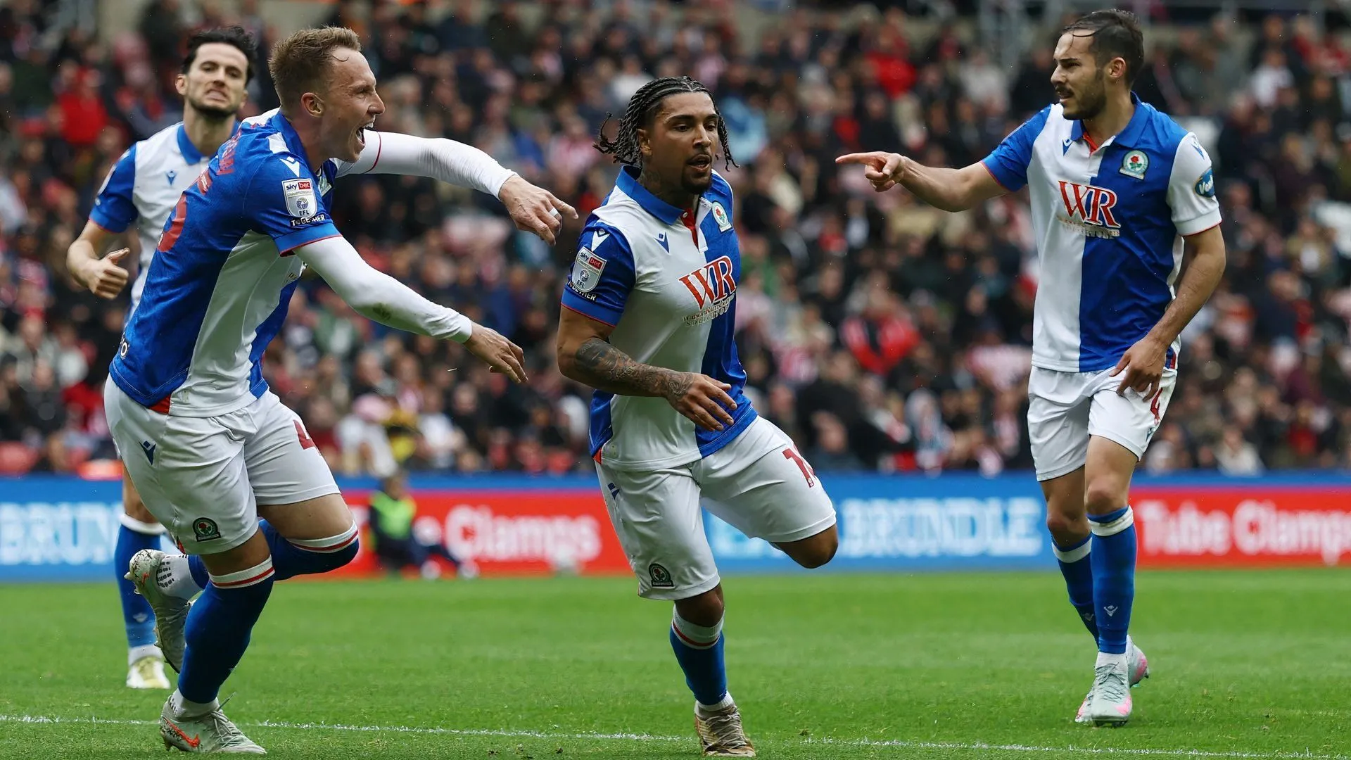 Tyrhys Dolan và HLV John Eustace tại Blackburn Rovers, minh chứng cho khả năng phát triển cầu thủ chạy cánh của Eustace.