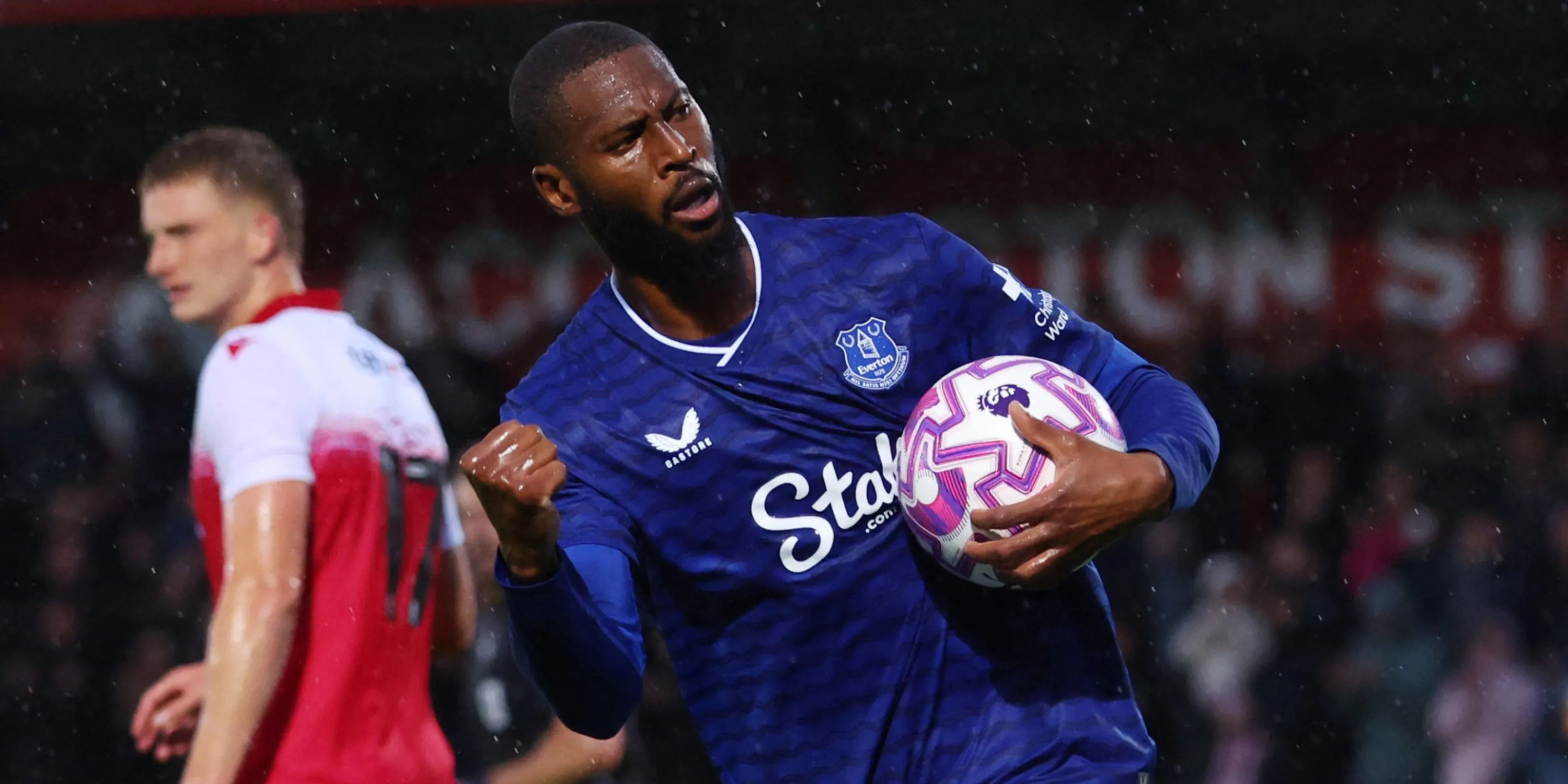Beto trong trang phục Everton thi đấu trong một trận giao hữu tiền mùa giải