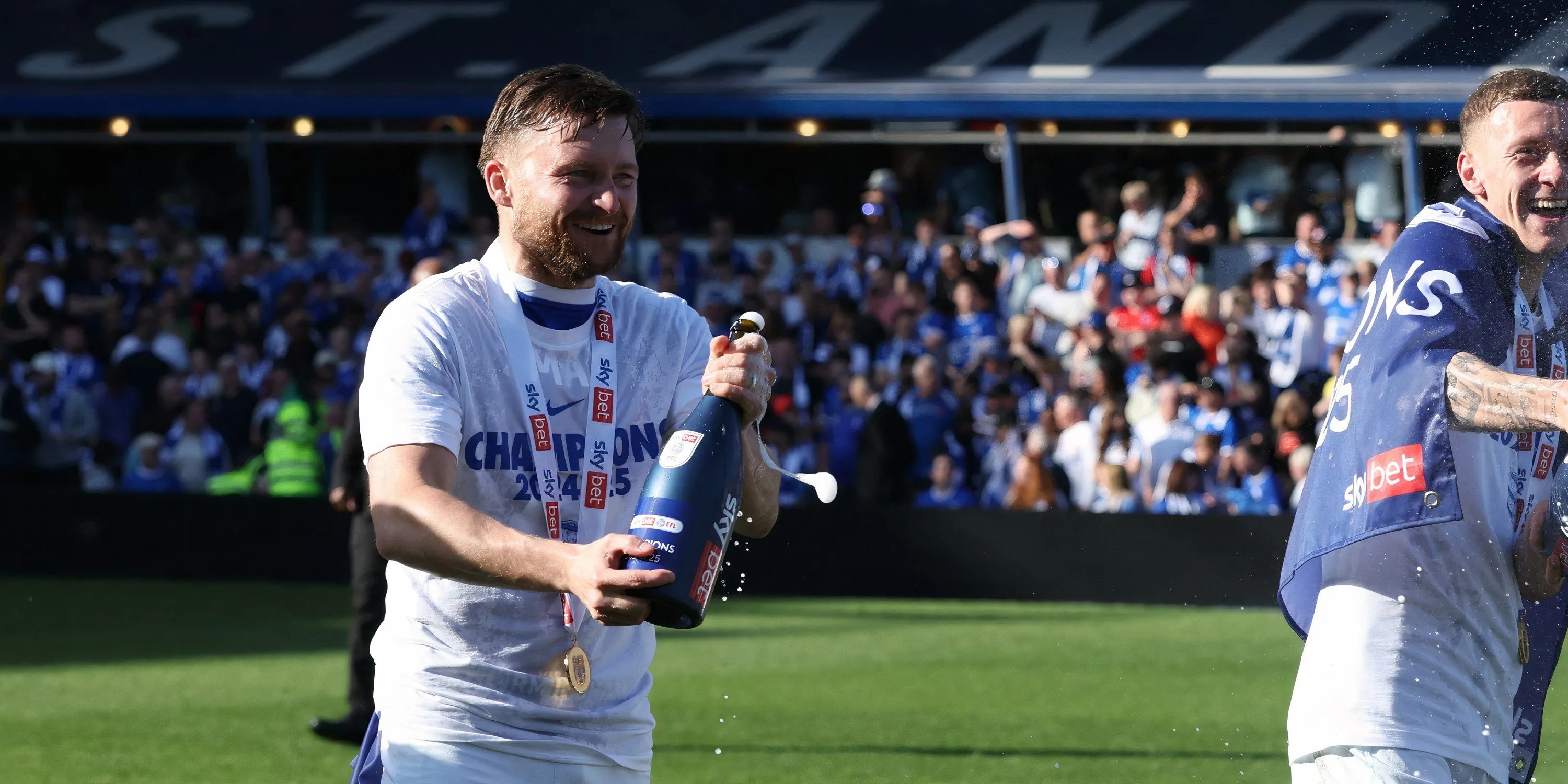 Cựu tiền đạo của Birmingham City, Alfie May, trong một trận đấu tại Championship, đang ăn mừng bàn thắng cho đội bóng mới Huddersfield Town.