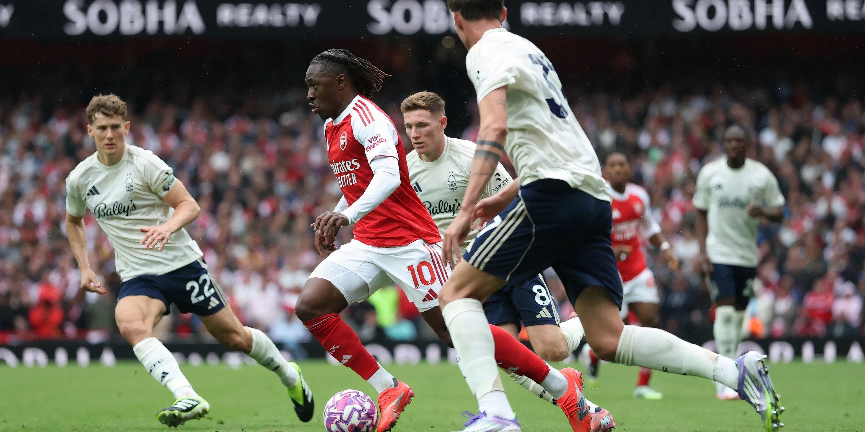 Eberechi Eze tỏa sáng trong màu áo Arsenal với kỹ thuật cá nhân ấn tượng.