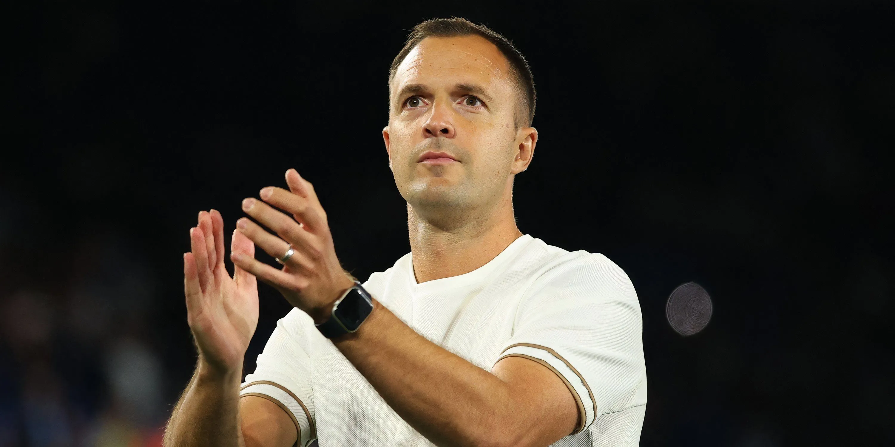 HLV Chris Davies của Birmingham City đang theo dõi trận đấu từ khu vực kỹ thuật với vẻ mặt lo lắng.