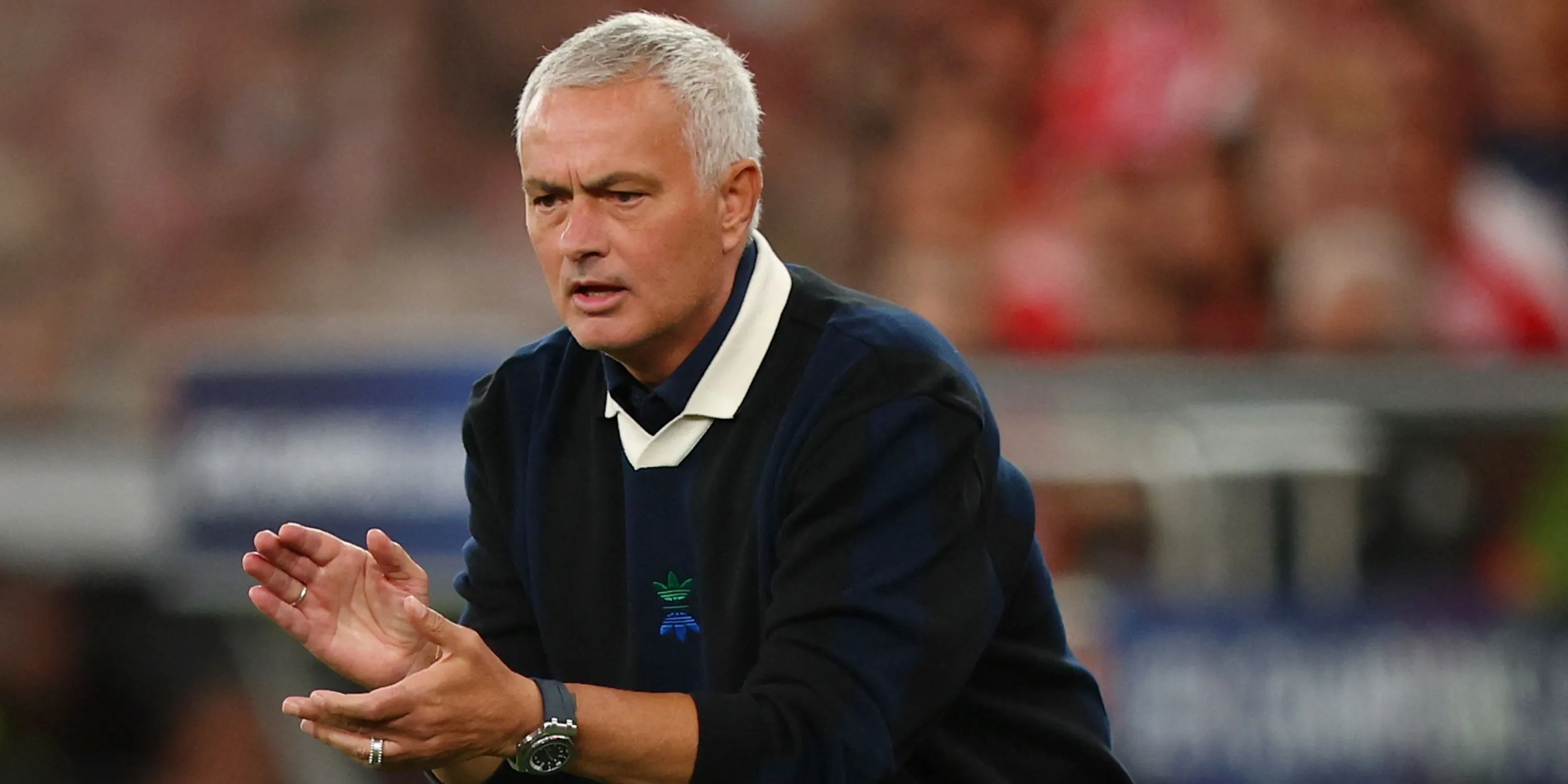 Huấn luyện viên Jose Mourinho trên băng ghế chỉ đạo Fenerbahce
