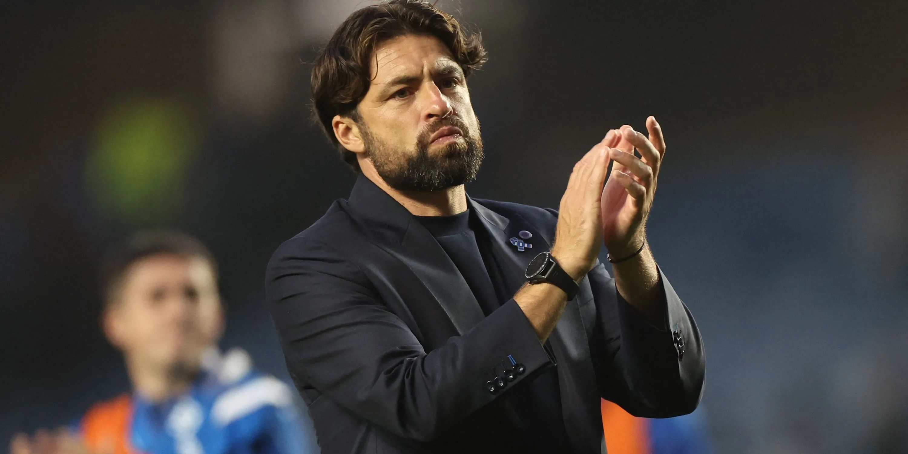Huấn luyện viên Russell Martin của Rangers vỗ tay cảm ơn người hâm mộ sau một trận đấu đầy áp lực tại Scottish Premiership