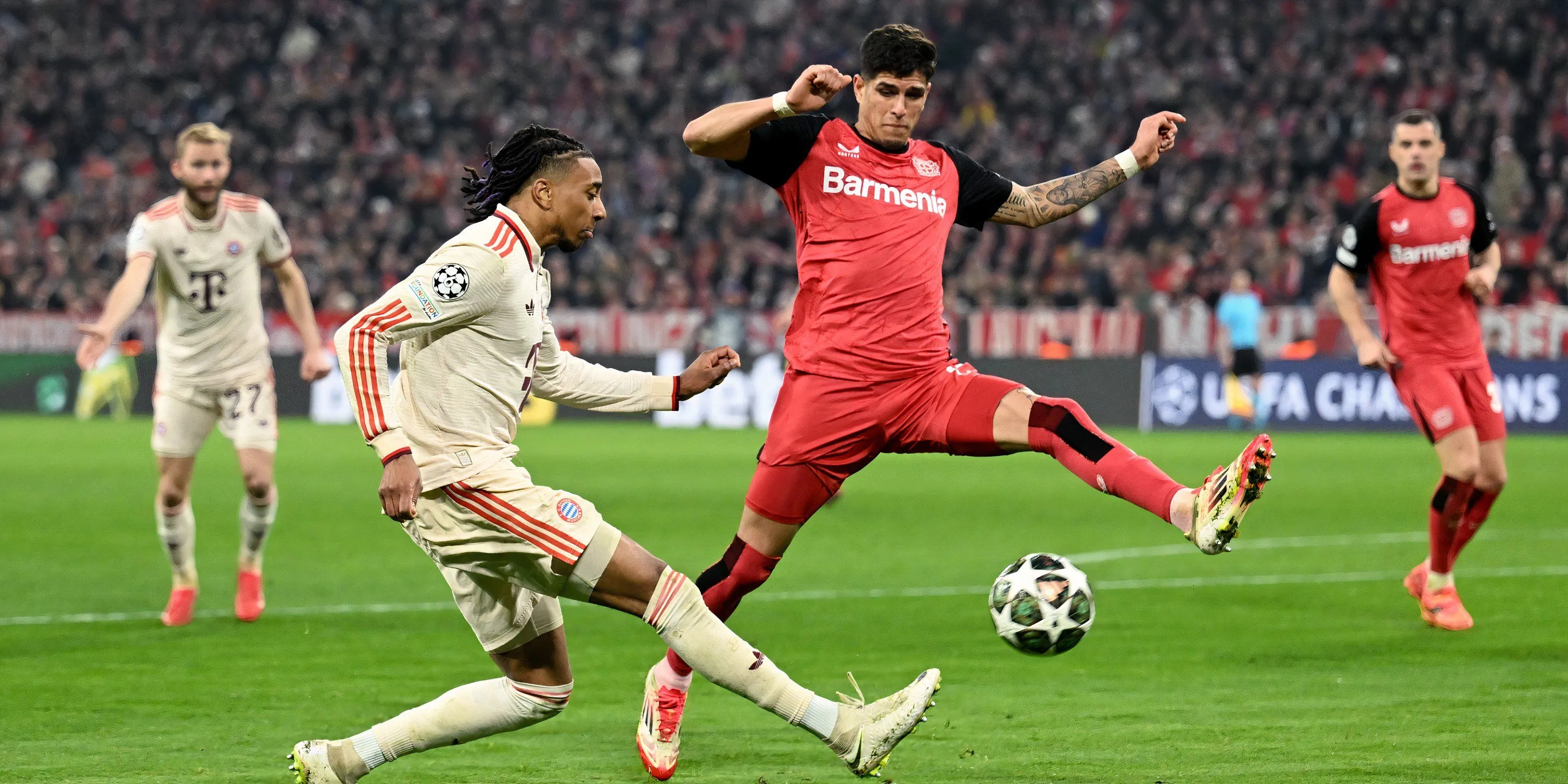 Piero Hincapié trong màu áo Bayer Leverkusen, thể hiện khả năng phòng ngự và hỗ trợ tấn công.