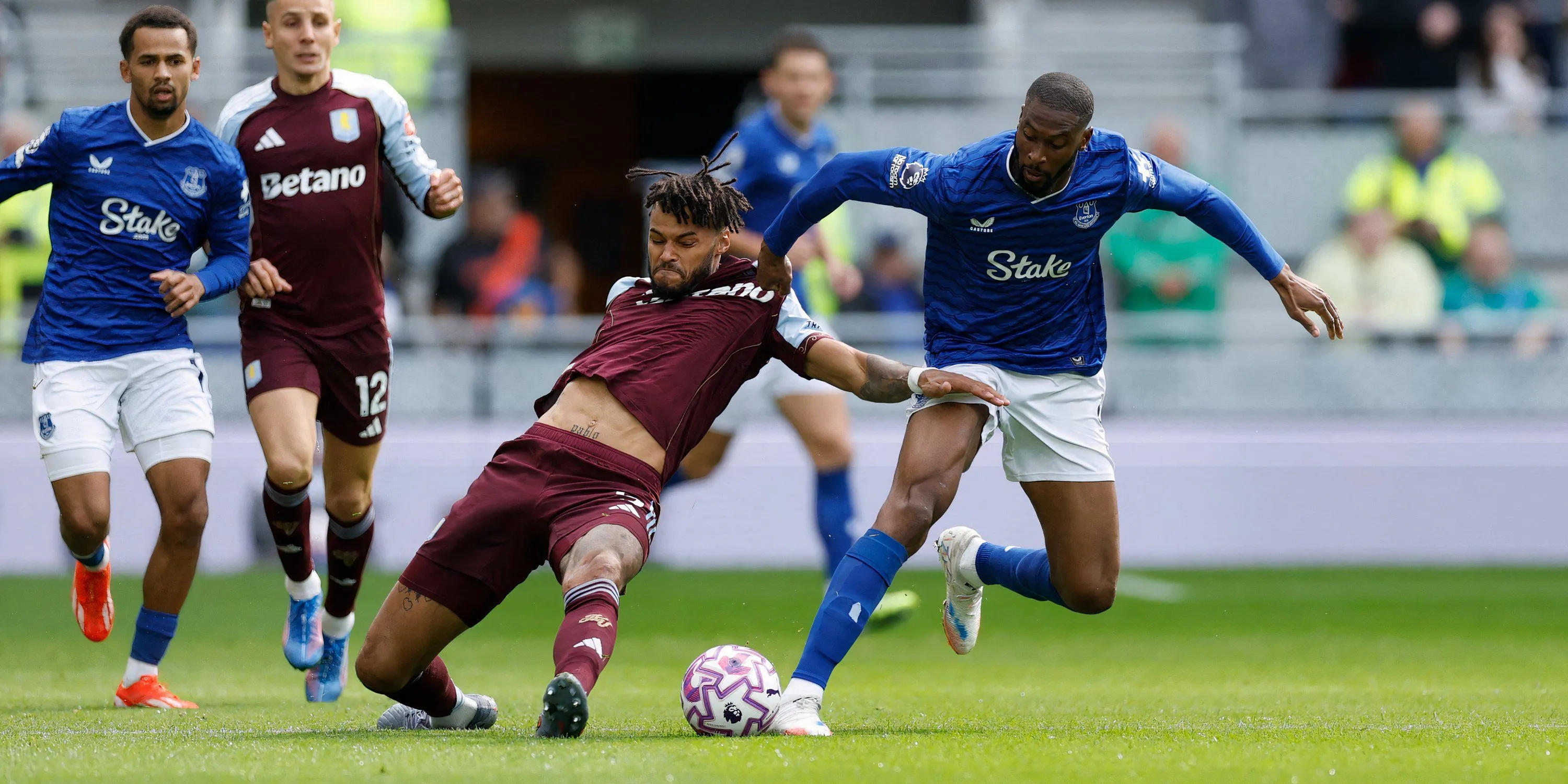 Tiền đạo Beto của Everton tranh bóng trong một trận đấu Premier League
