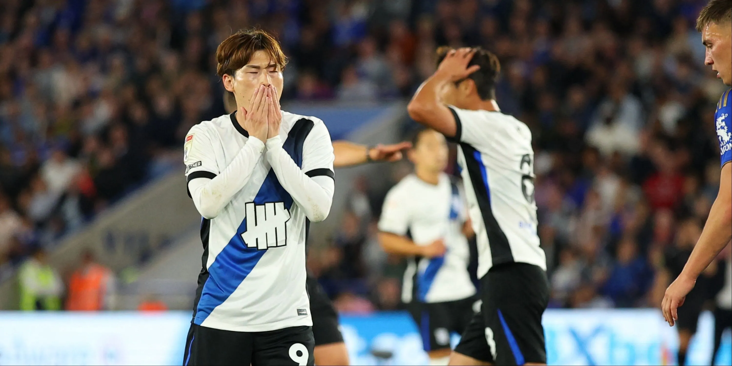 Tiền đạo Kyogo Furuhashi trong màu áo Birmingham City, biểu tượng cho sự thất vọng trên hàng công.