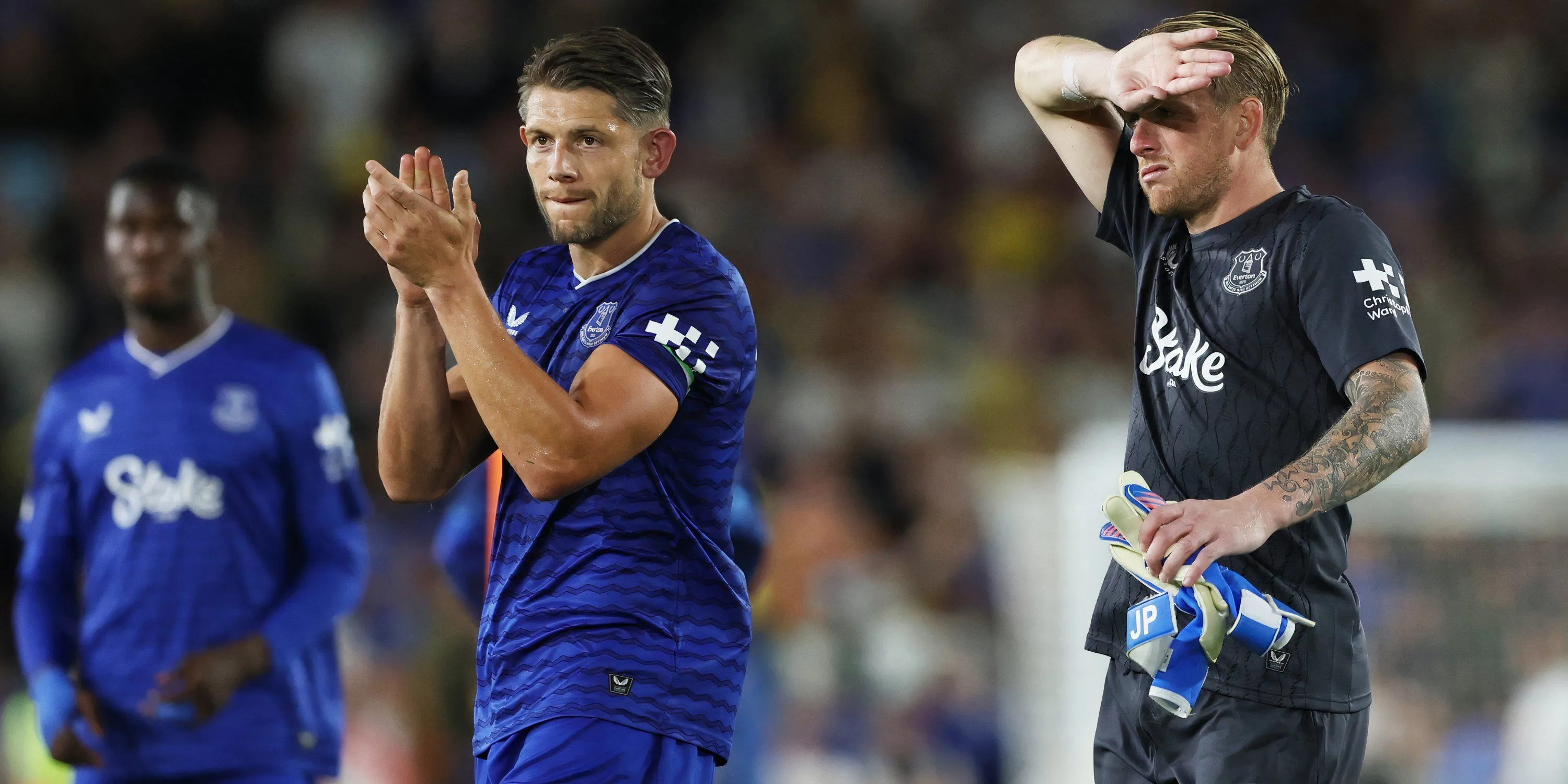 Trung vệ James Tarkowski và thủ môn Jordan Pickford của Everton ăn mừng sau một pha bóng thành công