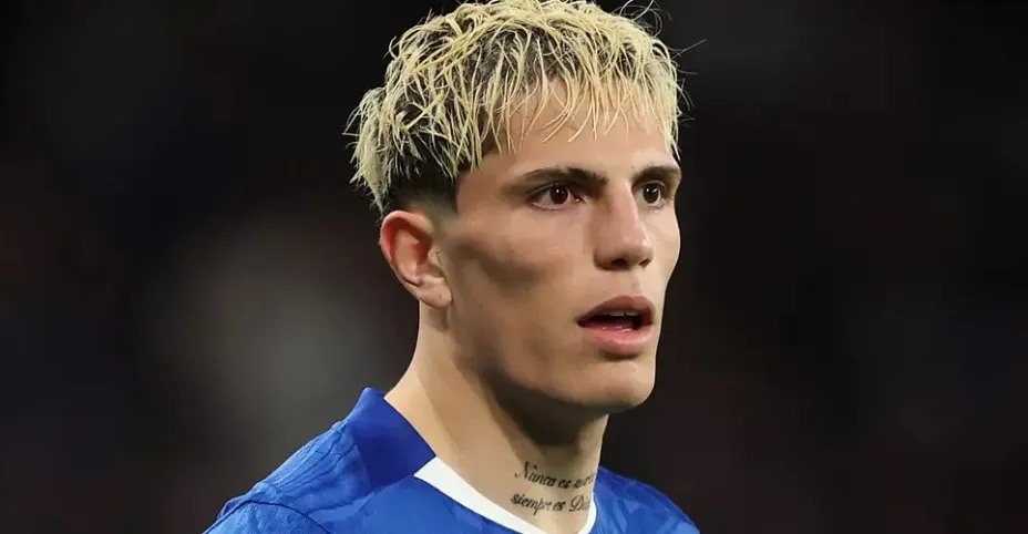 Alejandro Garnacho bị bắt gặp dùng điện thoại khi ngồi trên khán đài, gây tranh cãi về thái độ thi đấu và trách nhiệm chuyên nghiệp