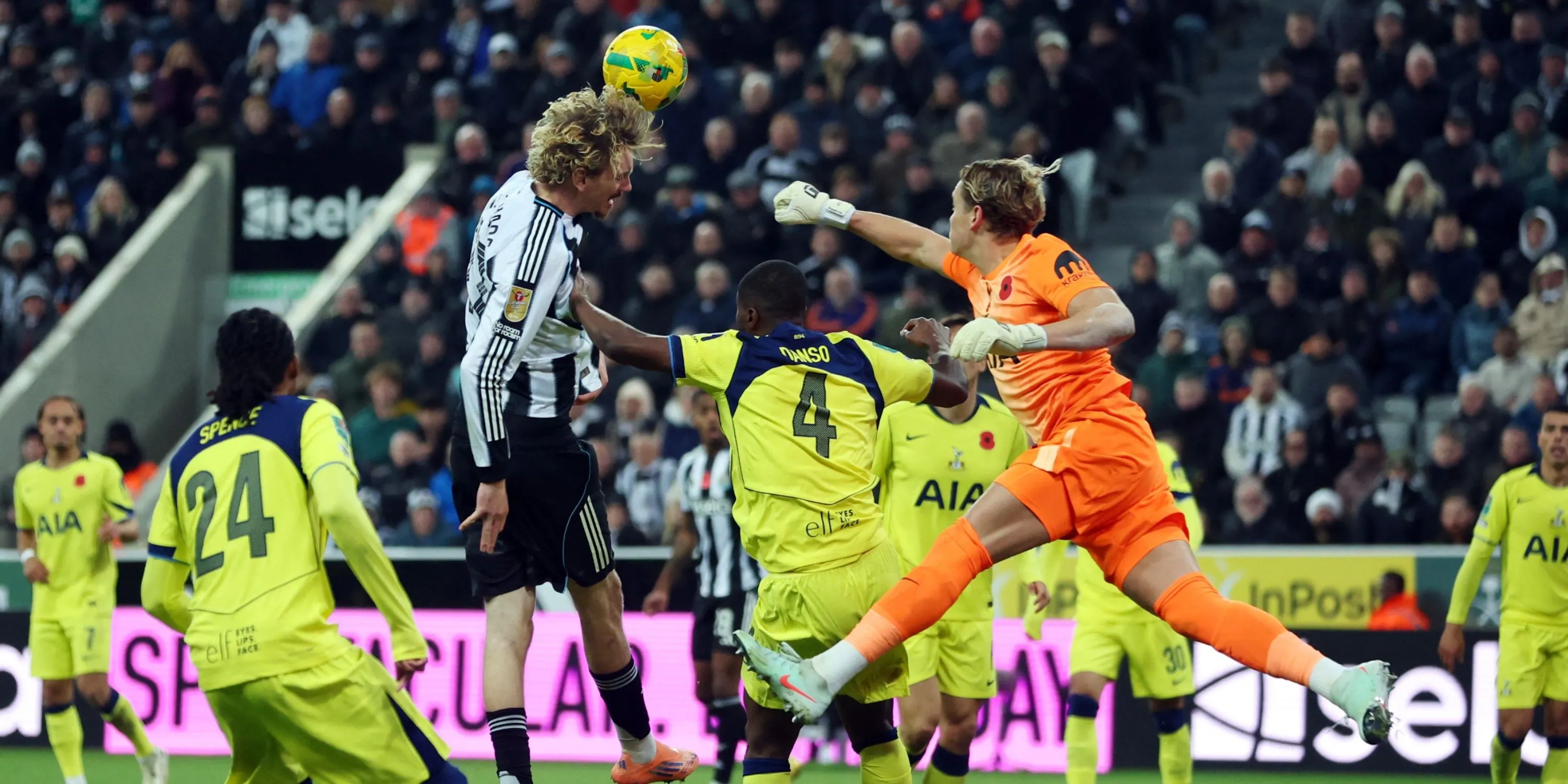 Antonin Kinsky trong khoảnh khắc bị chỉ trích sau bàn thua